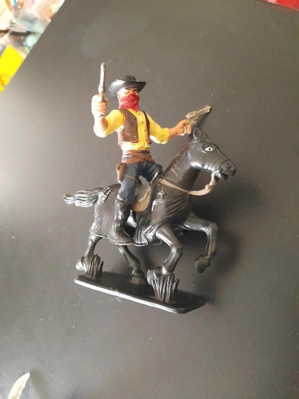 troc de troc *reserve* lot figurines pirate sabre papo et cowboy avec cheval image 1