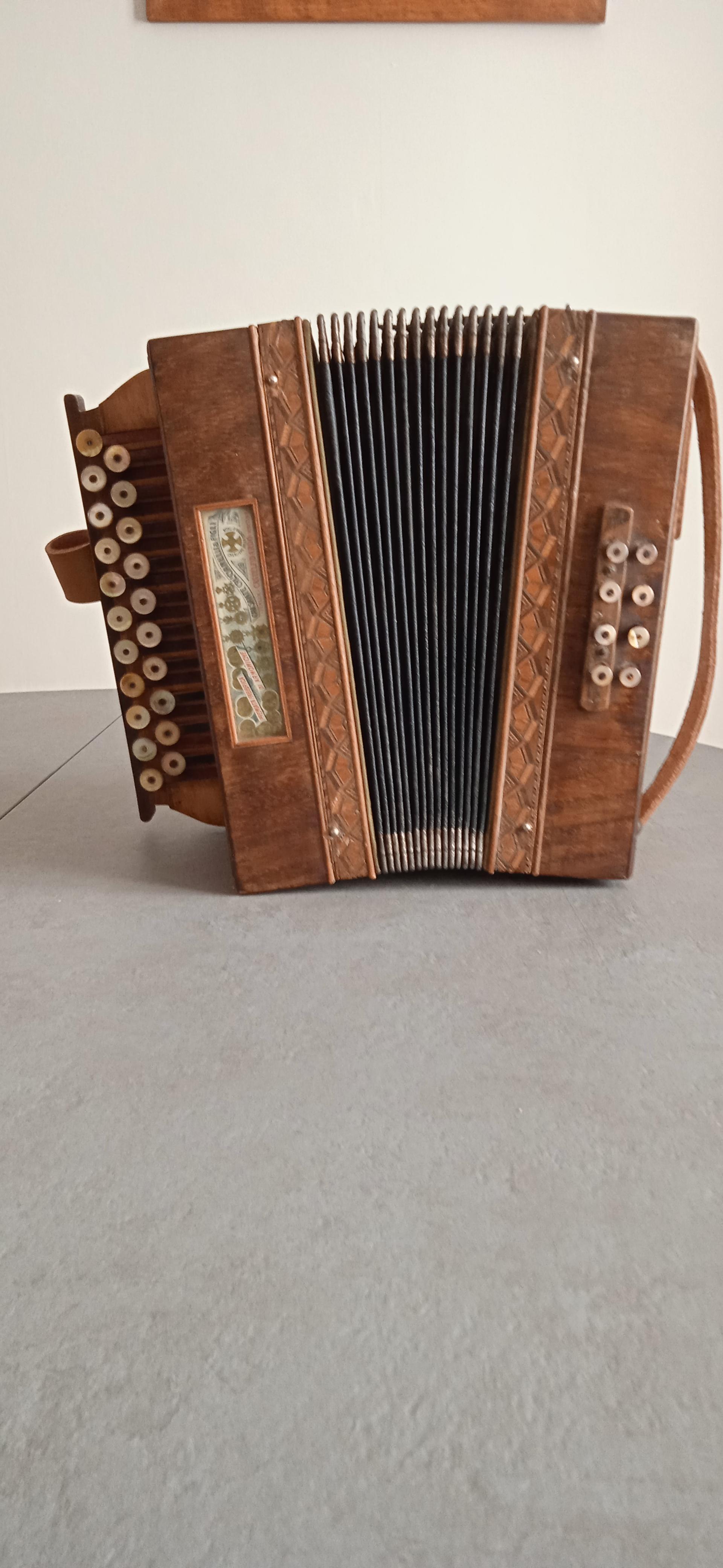 troc de troc accordéon diatonique ancien pour décoration image 0