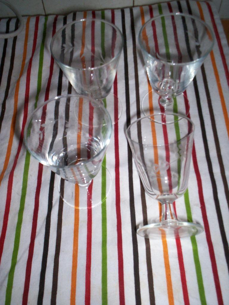 troc de troc lot de 4 verres à vins dessin gravé image 0