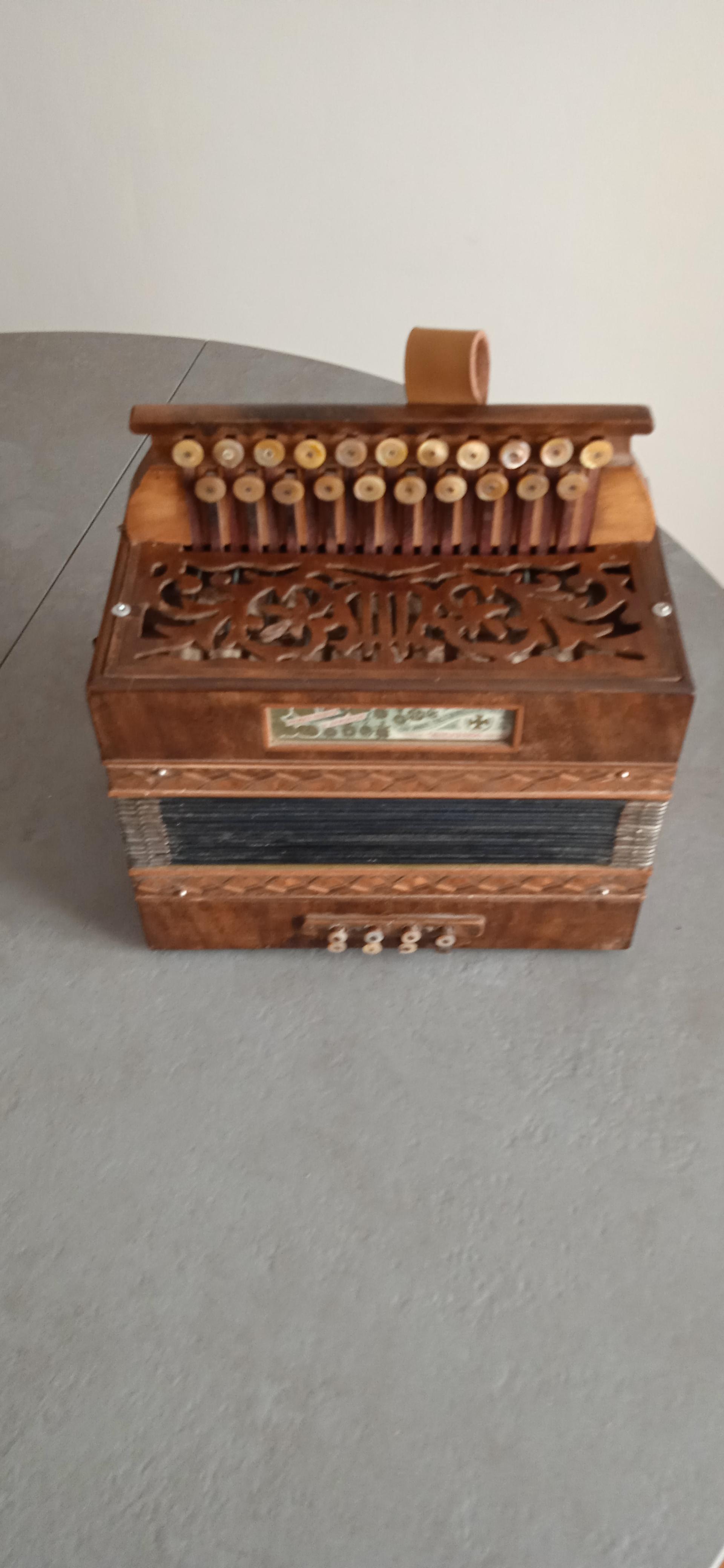 troc de troc accordéon diatonique ancien pour décoration image 1
