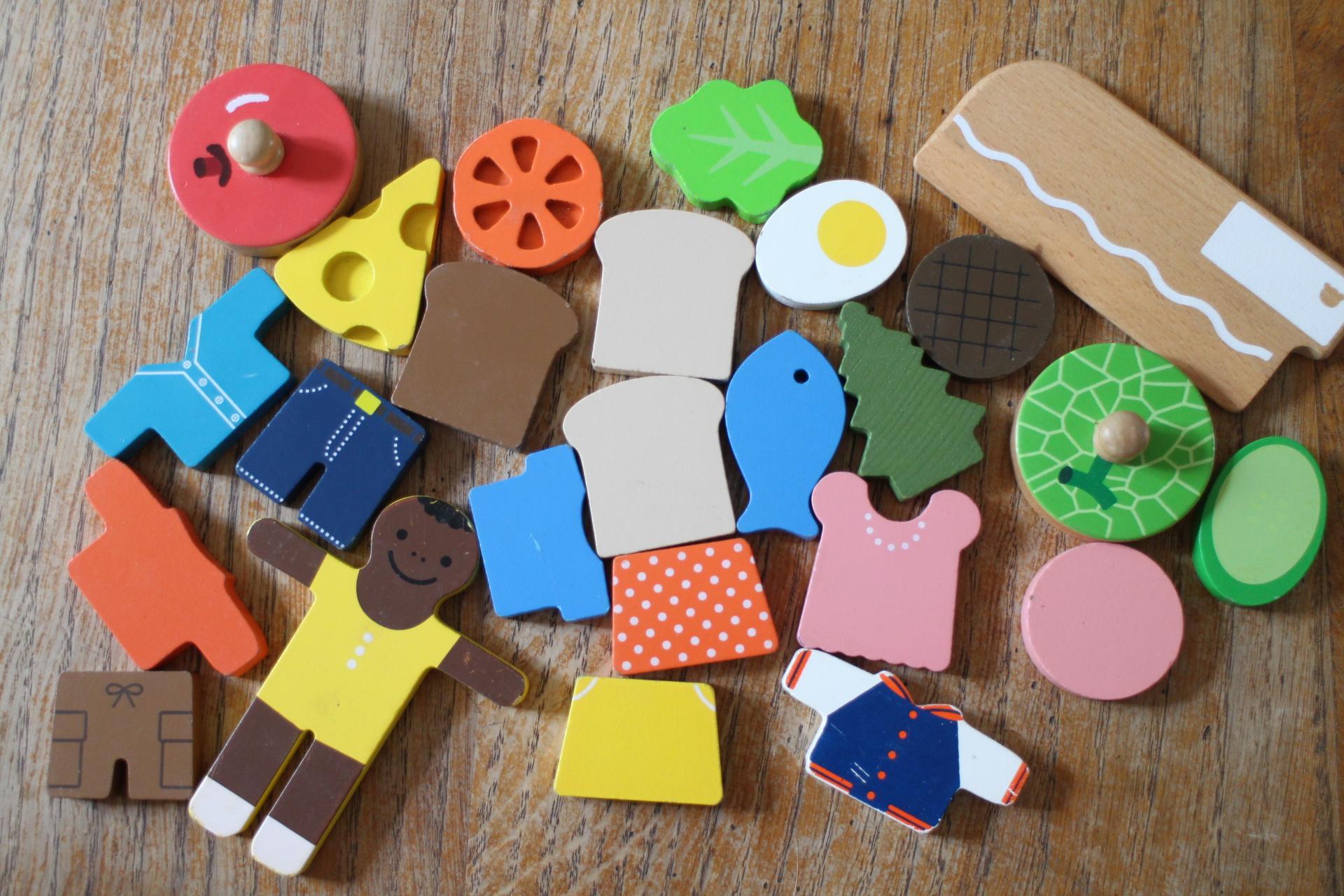 troc de troc jouets en bois : aliments et vêtements image 0