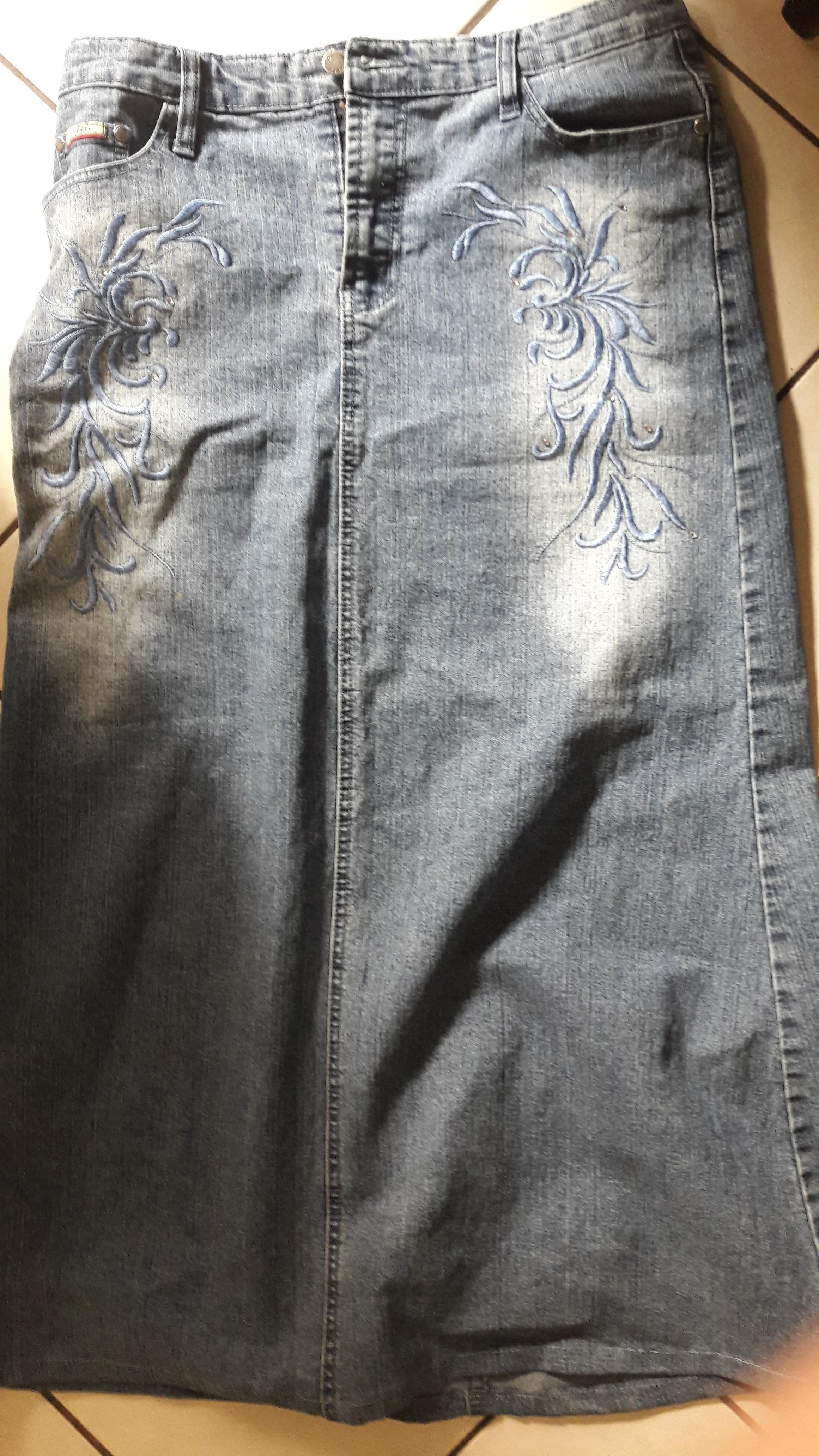 troc de troc jupe jeans avec dessin sur les côtés image 0