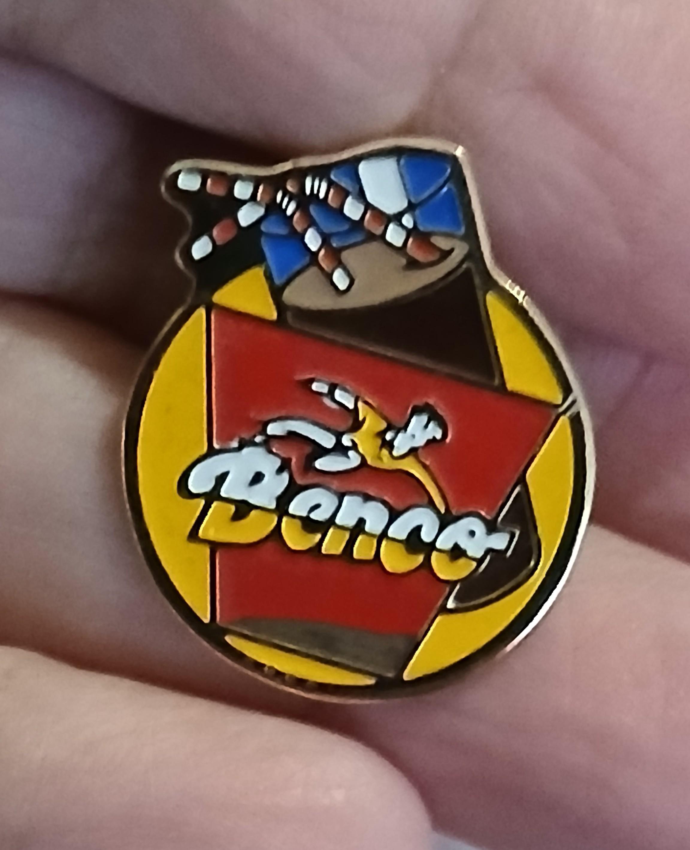 troc de troc reserver gigi un pins ' benco ' image 0