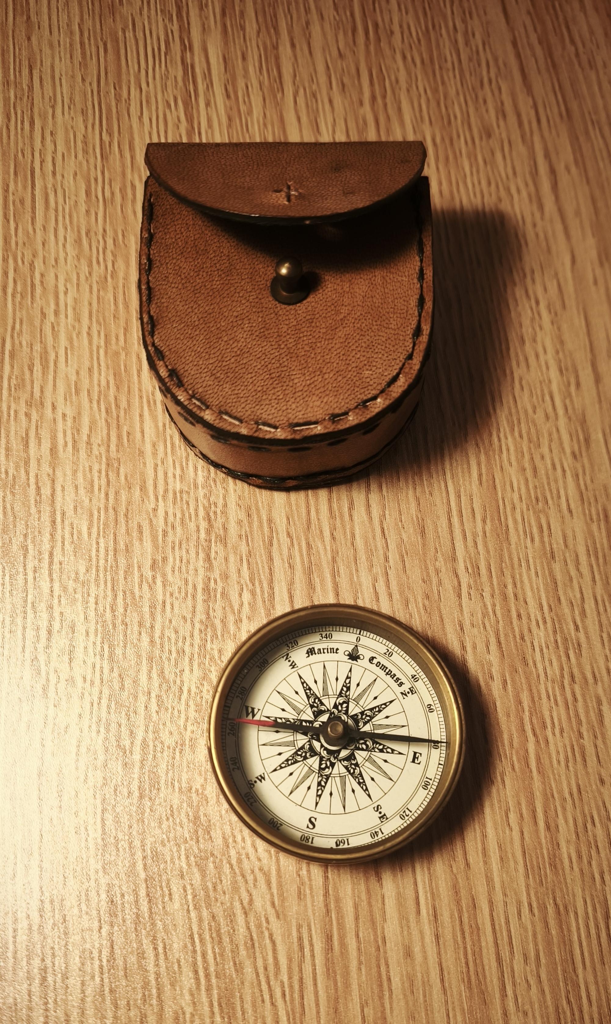 troc de troc boussole avec son etui image 0