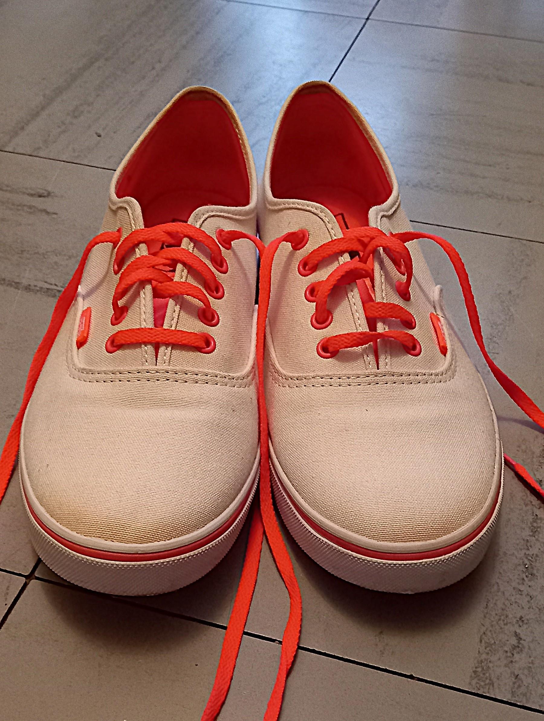 troc de troc baskets blanches et corail. reserve. image 0