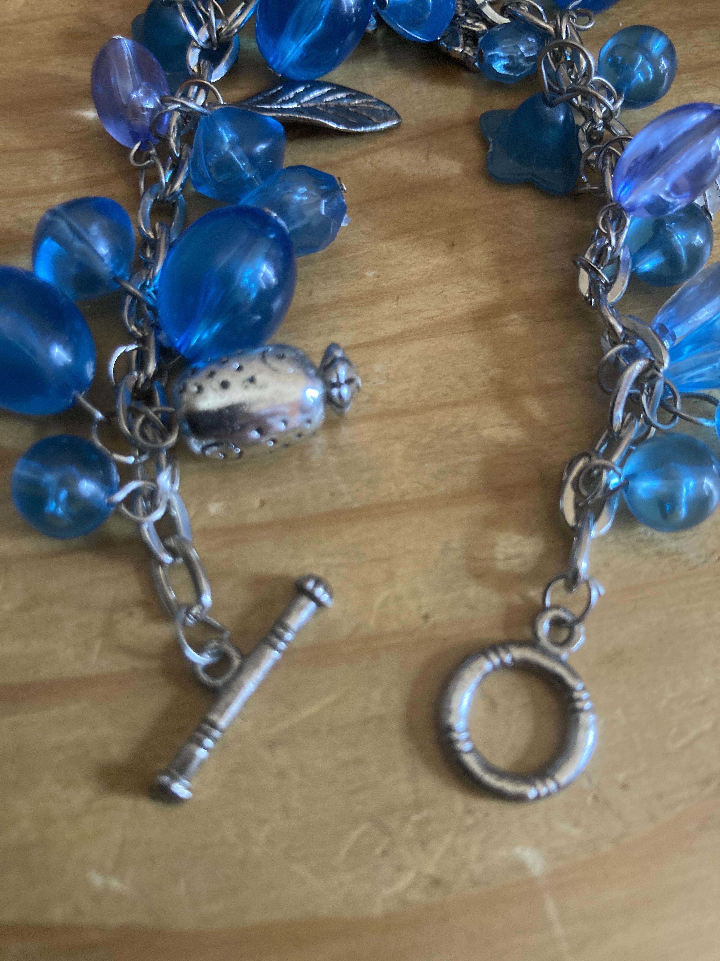 troc de troc bracelet à perles bleues et breloques image 2