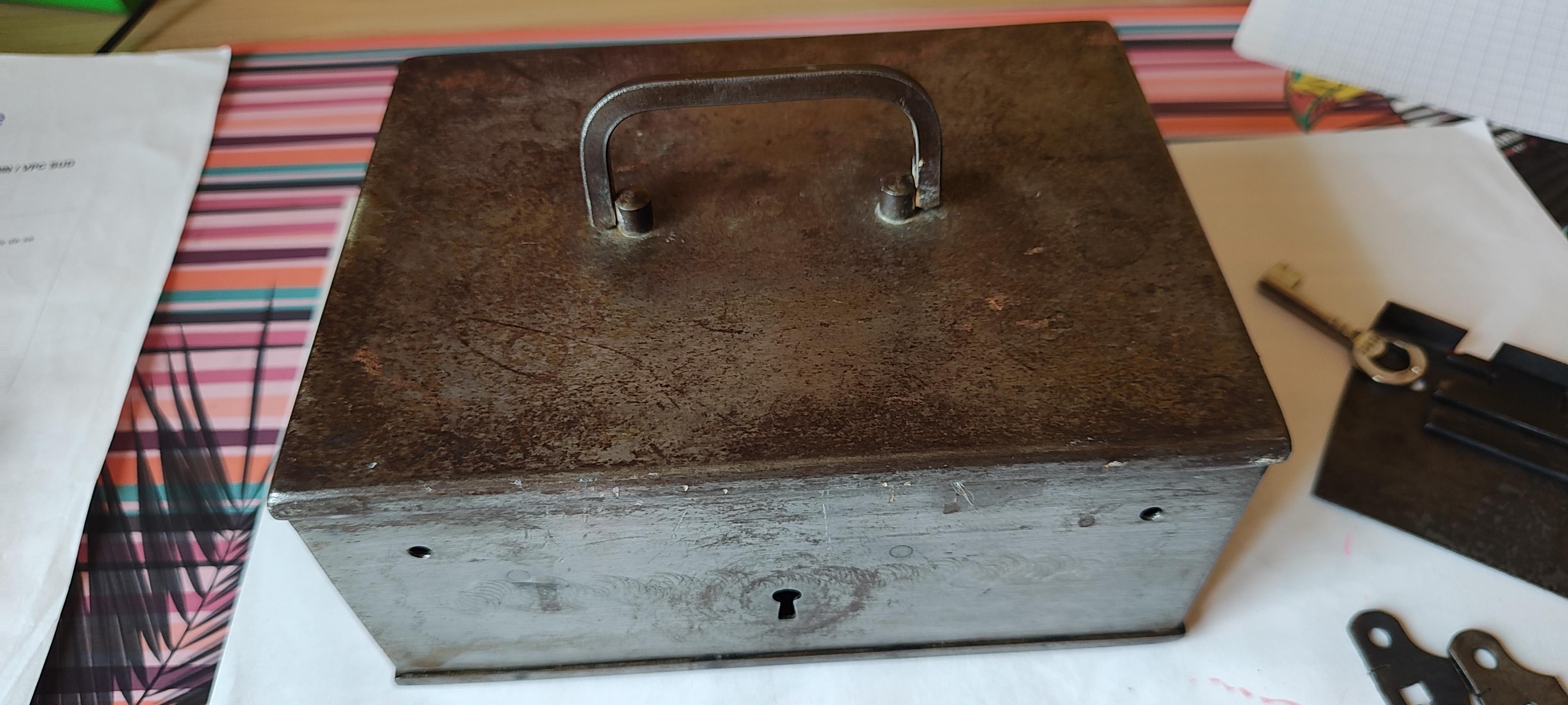 troc de troc qui sais réparer cette petite boîte en acier? image 0