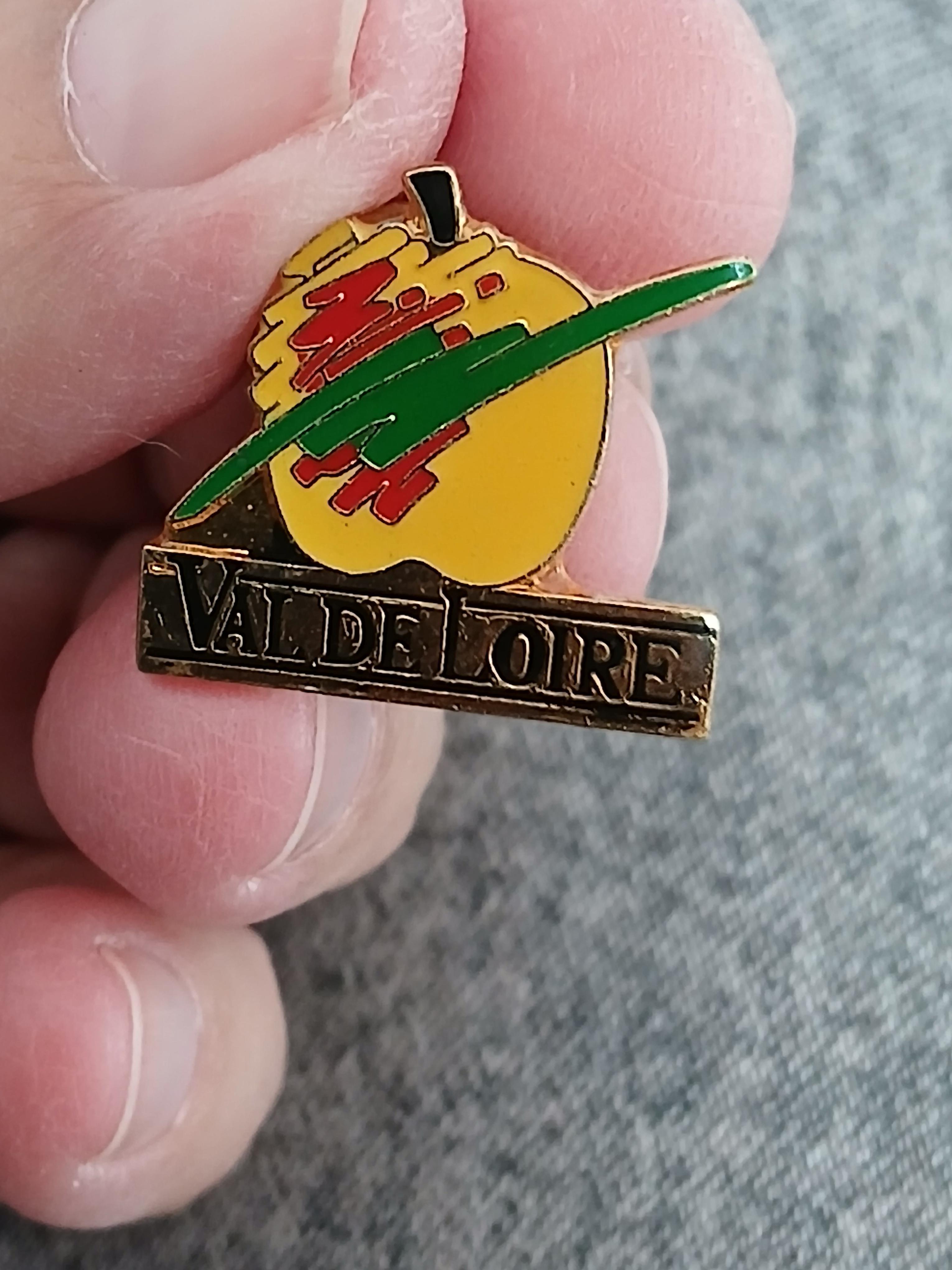 troc de troc reserver. gigi. un pins image 0