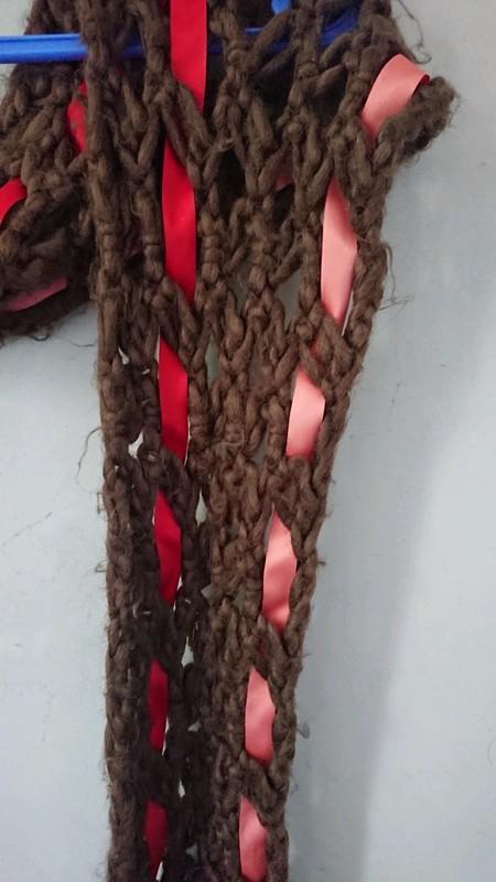 troc de troc Écharpe marron avec ruban rose et rouge en mailles image 1