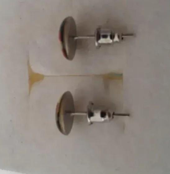 troc de troc boucles d'oreilles clou motif licorne image 1
