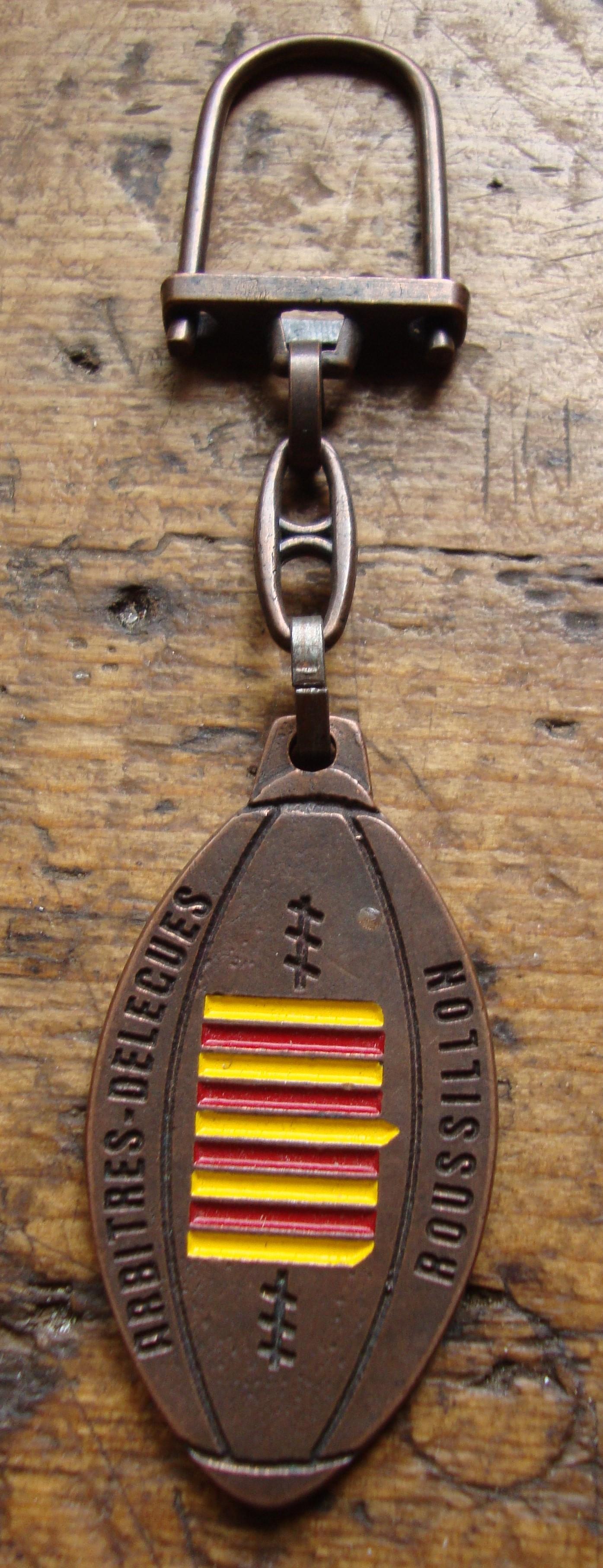 troc de troc porte clés ancien ffr xv arbitres -délégués roussillon en métal image 0