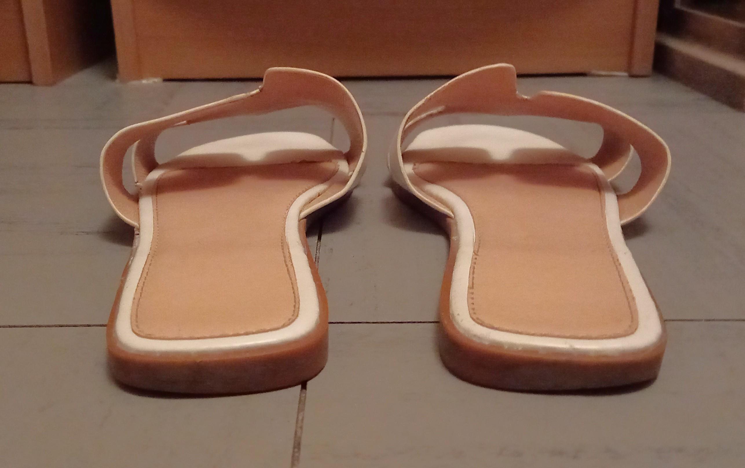 troc de troc sandales plates blanches. image 2