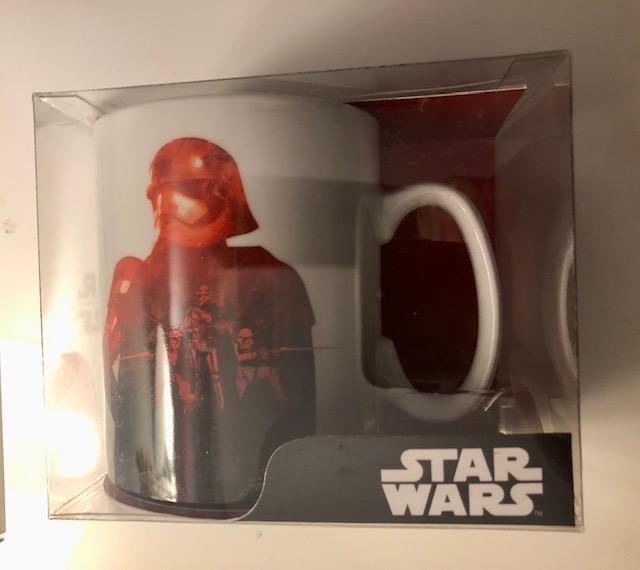 troc de troc tasse mug céramique - star wars - kylo ren / phasma + écusson geek star wars (tout est neuf) image 1