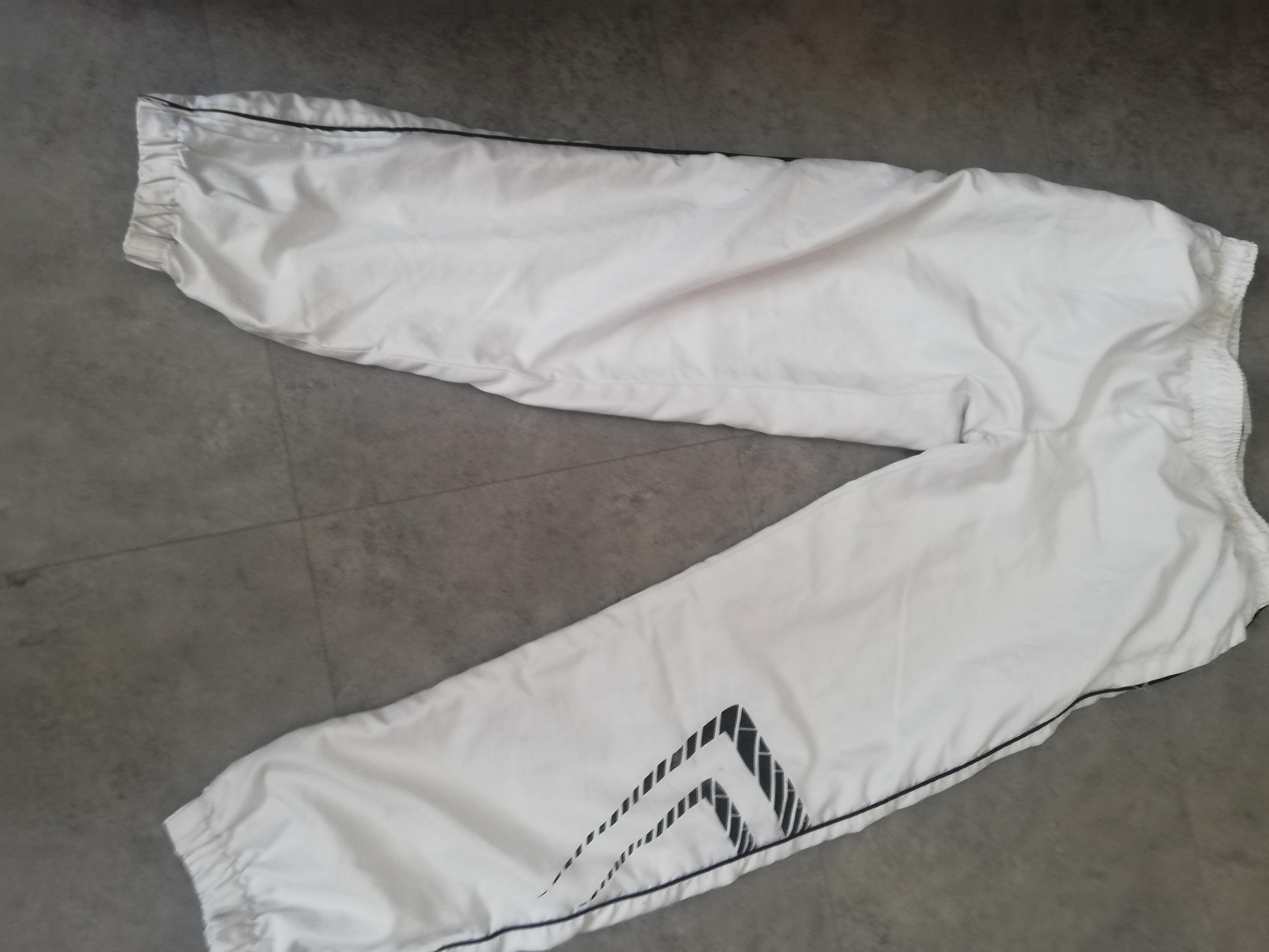 troc de troc pantalon de jogging blanc taille 38 petite tache  bas de pantalon image 0