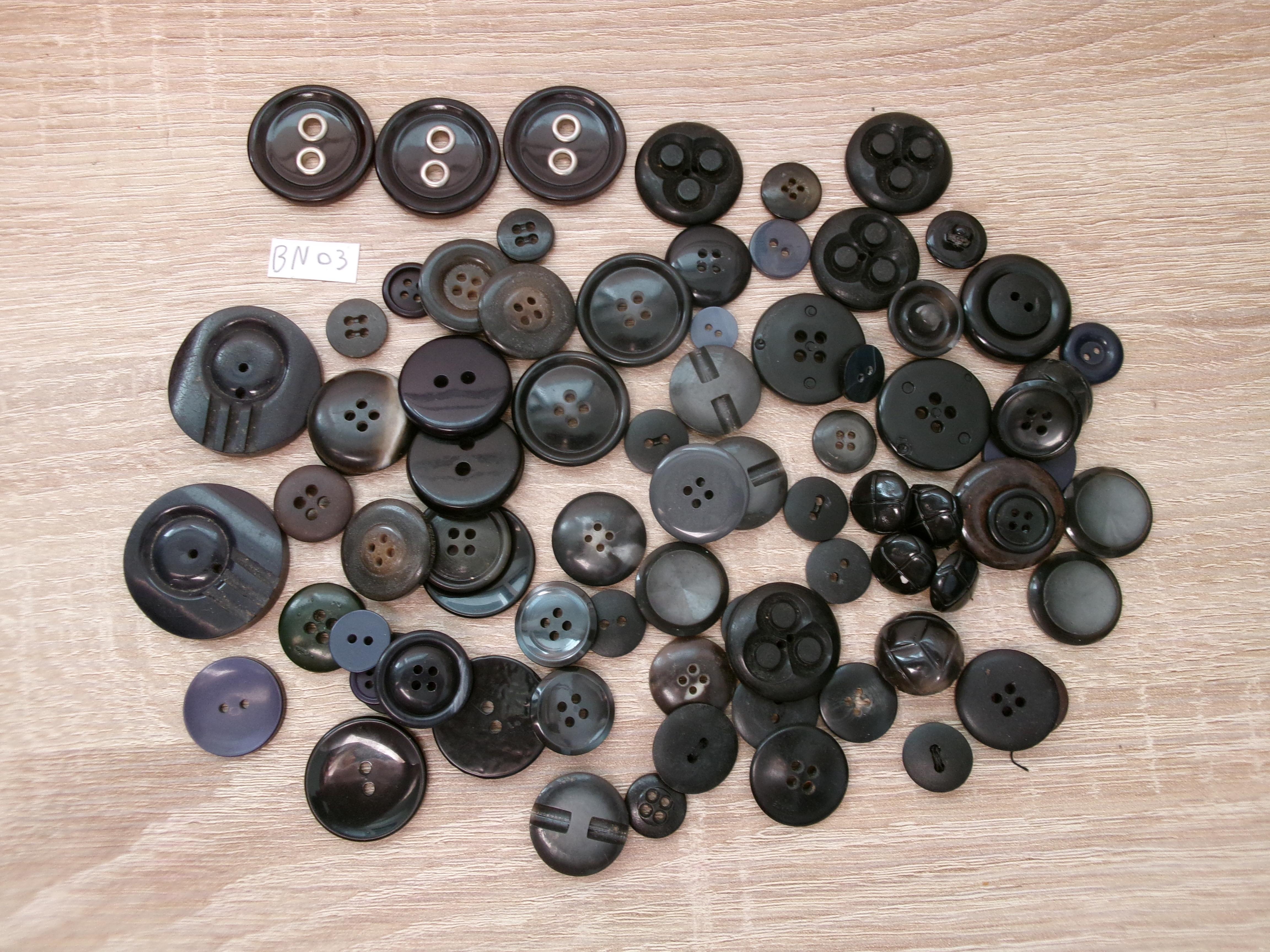 troc de troc réf bn3 lot boutons vintage noir et noir bleuté 4 , 2 et 1 trous image 0