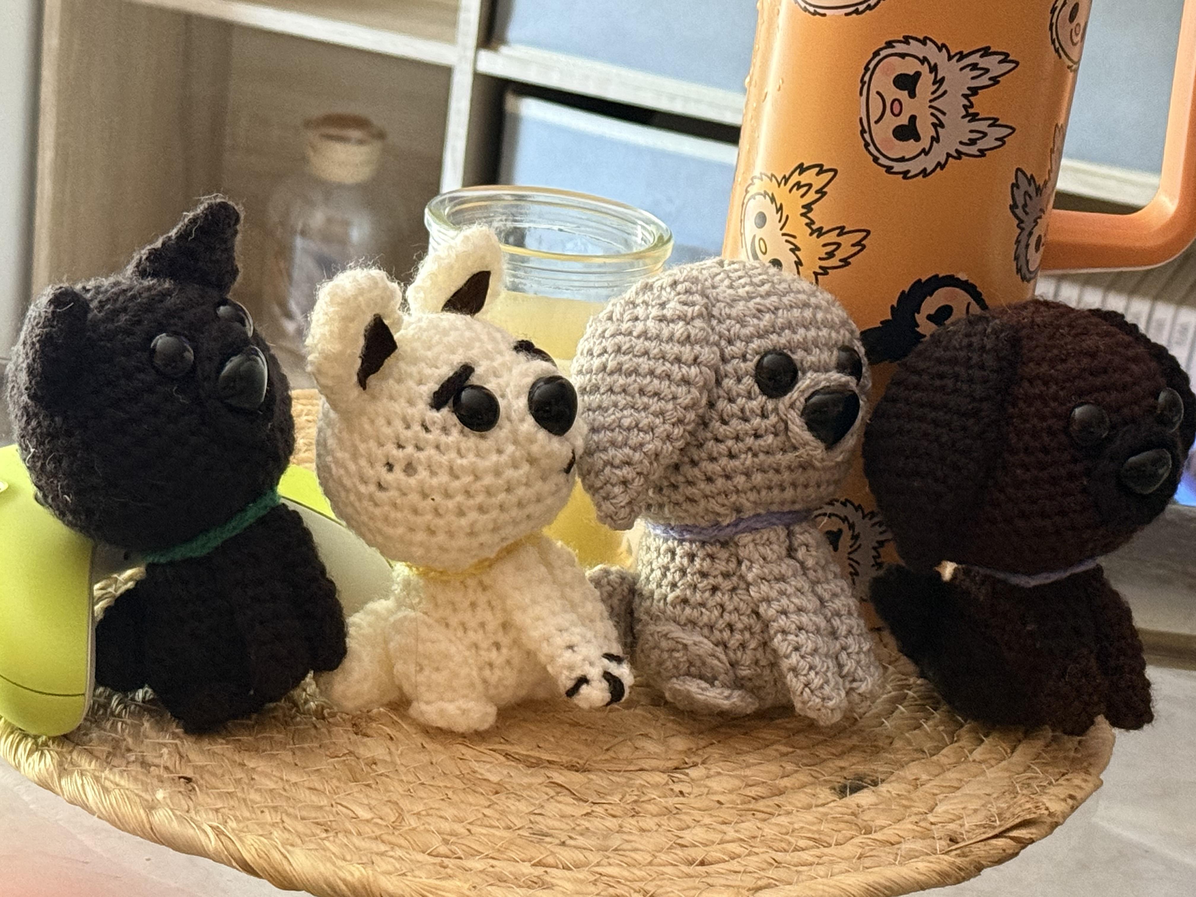 troc de troc réserver peluche 4 chiens lot vu ensemble avec diverstroc image 0