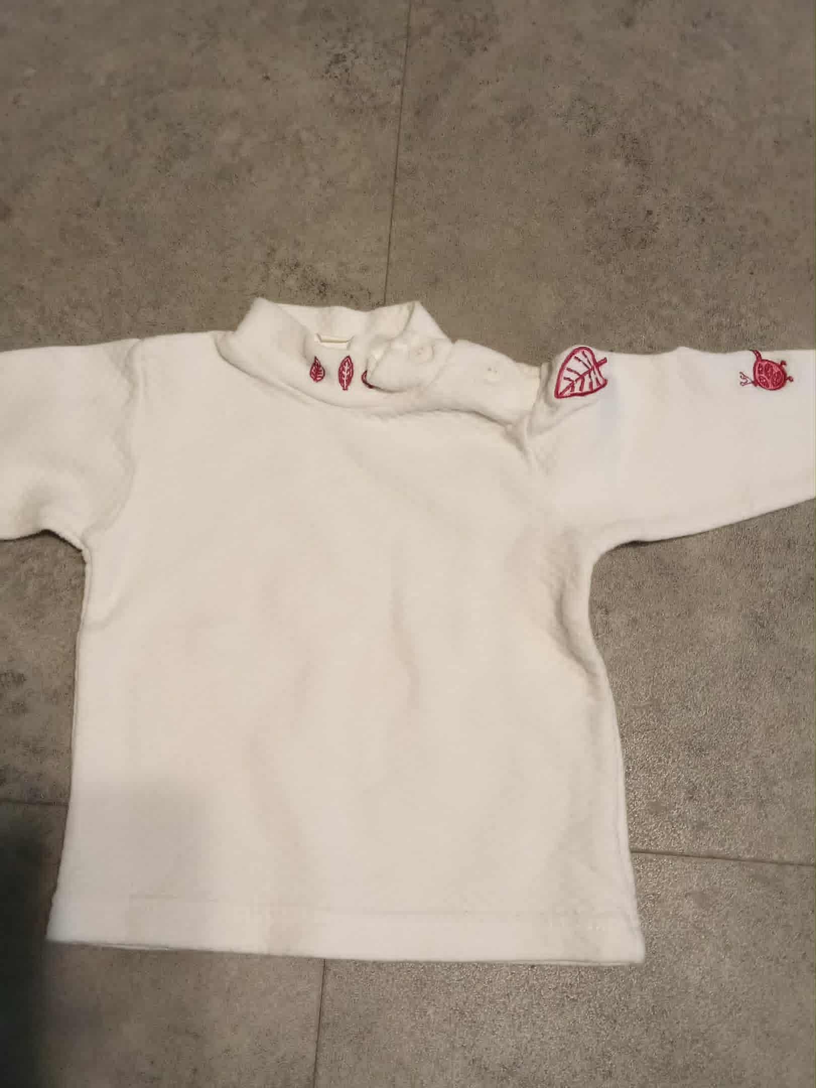 troc de troc joli petit haut  blanc petit dessin feuille rouge image 0