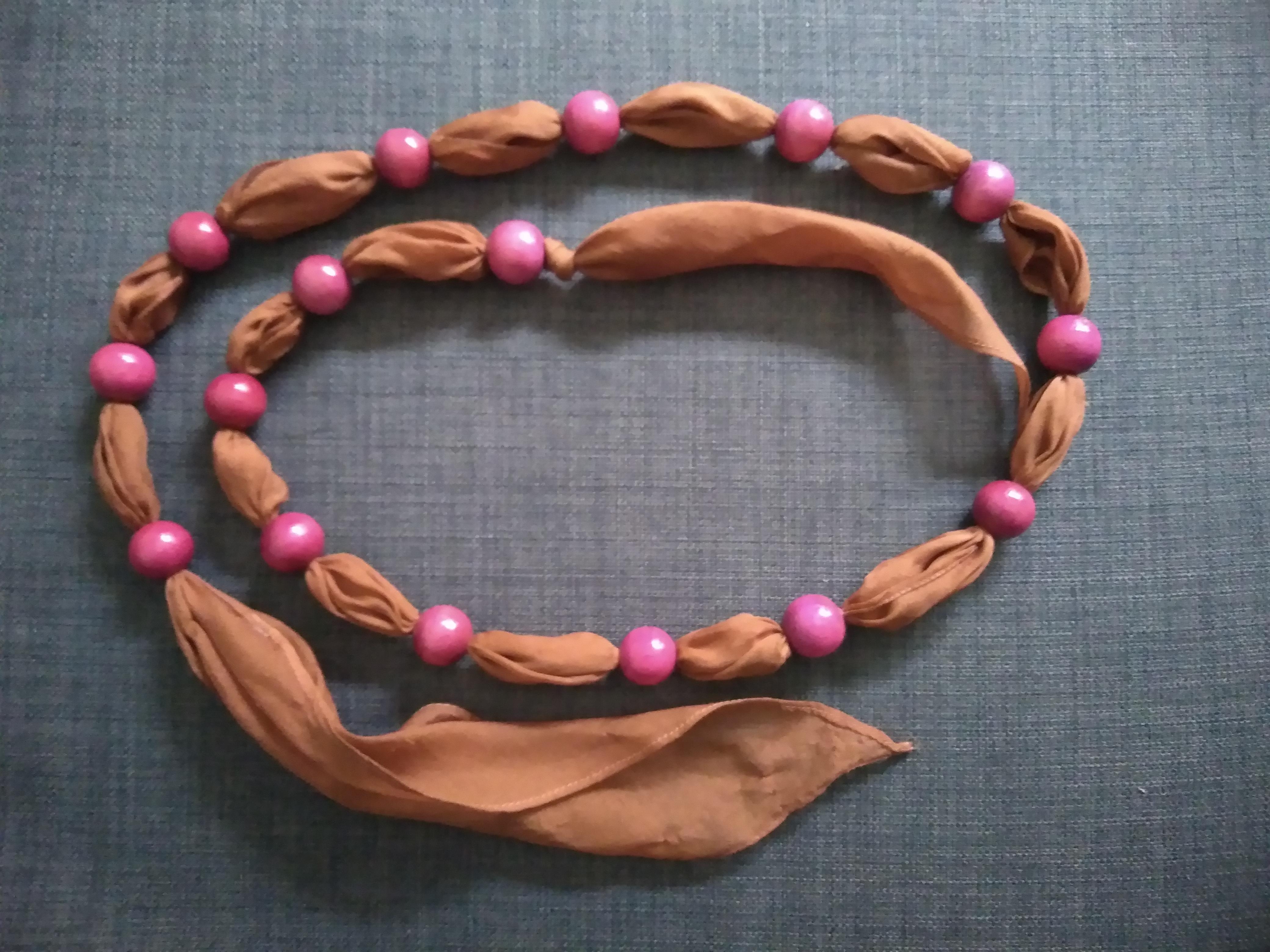 troc de troc grand collier tissu beige et perles plastique fushia image 0