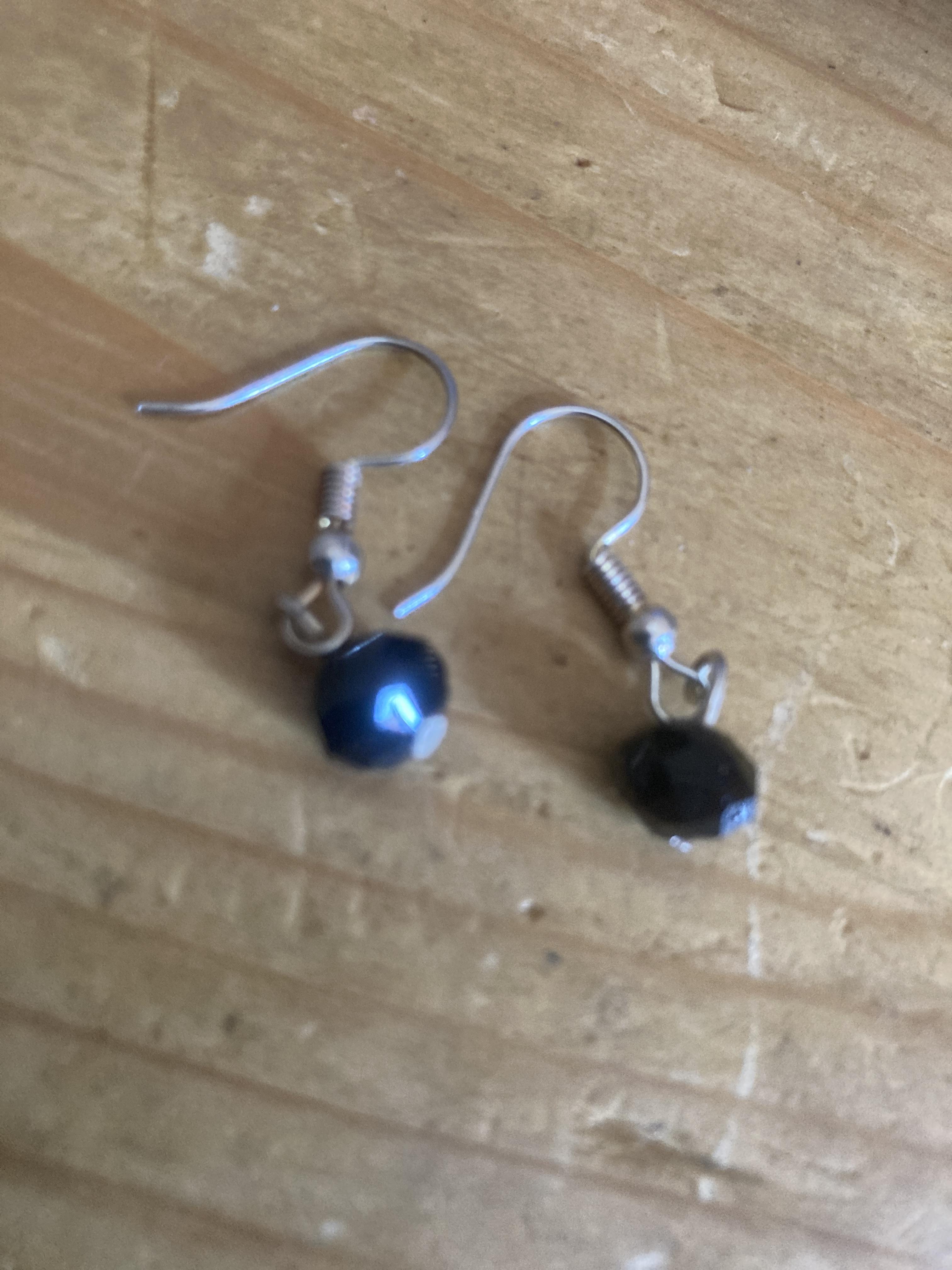 troc de troc boucles d’oreilles pendantes perles noires image 0