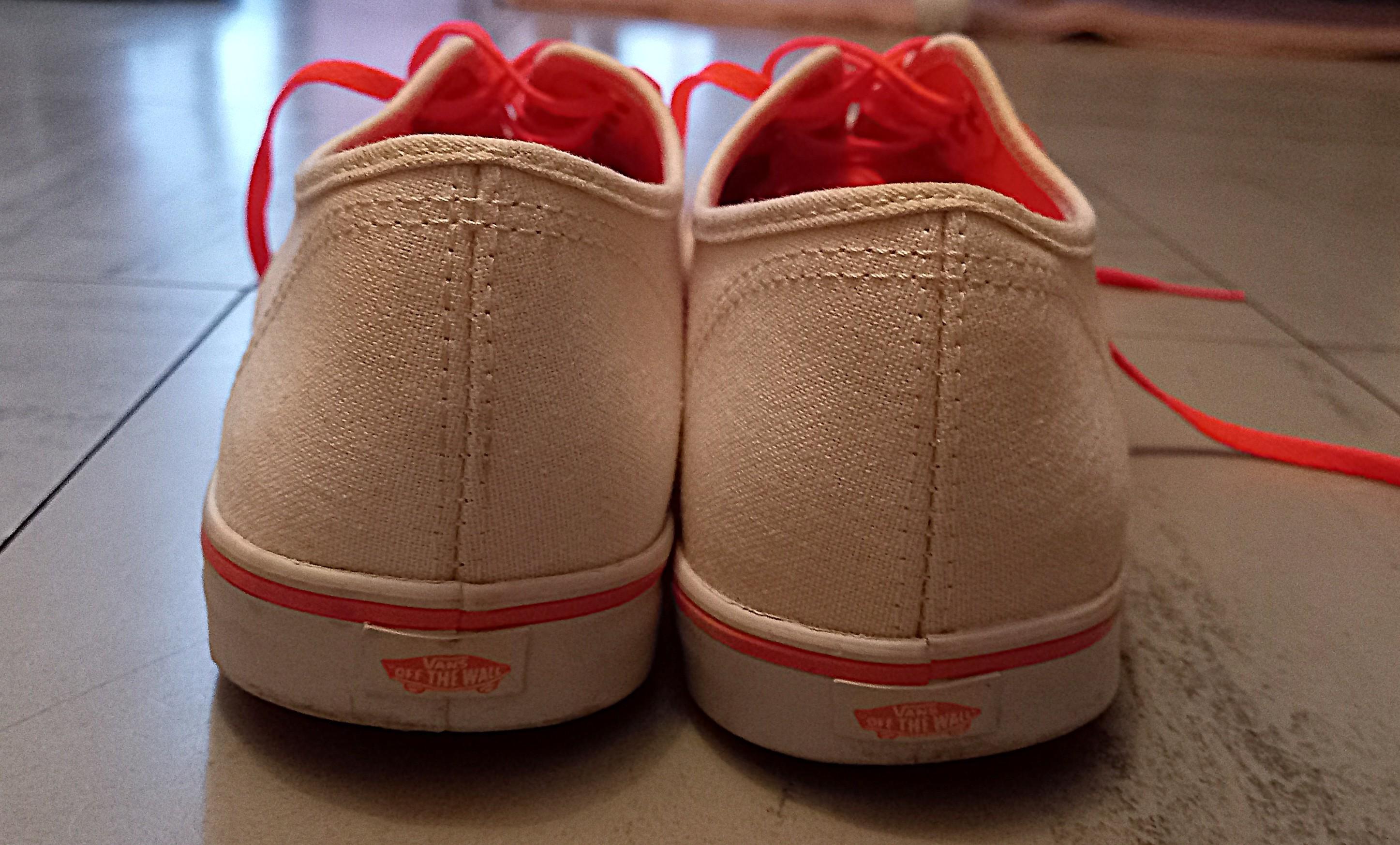 troc de troc baskets blanches et corail. reserve. image 1