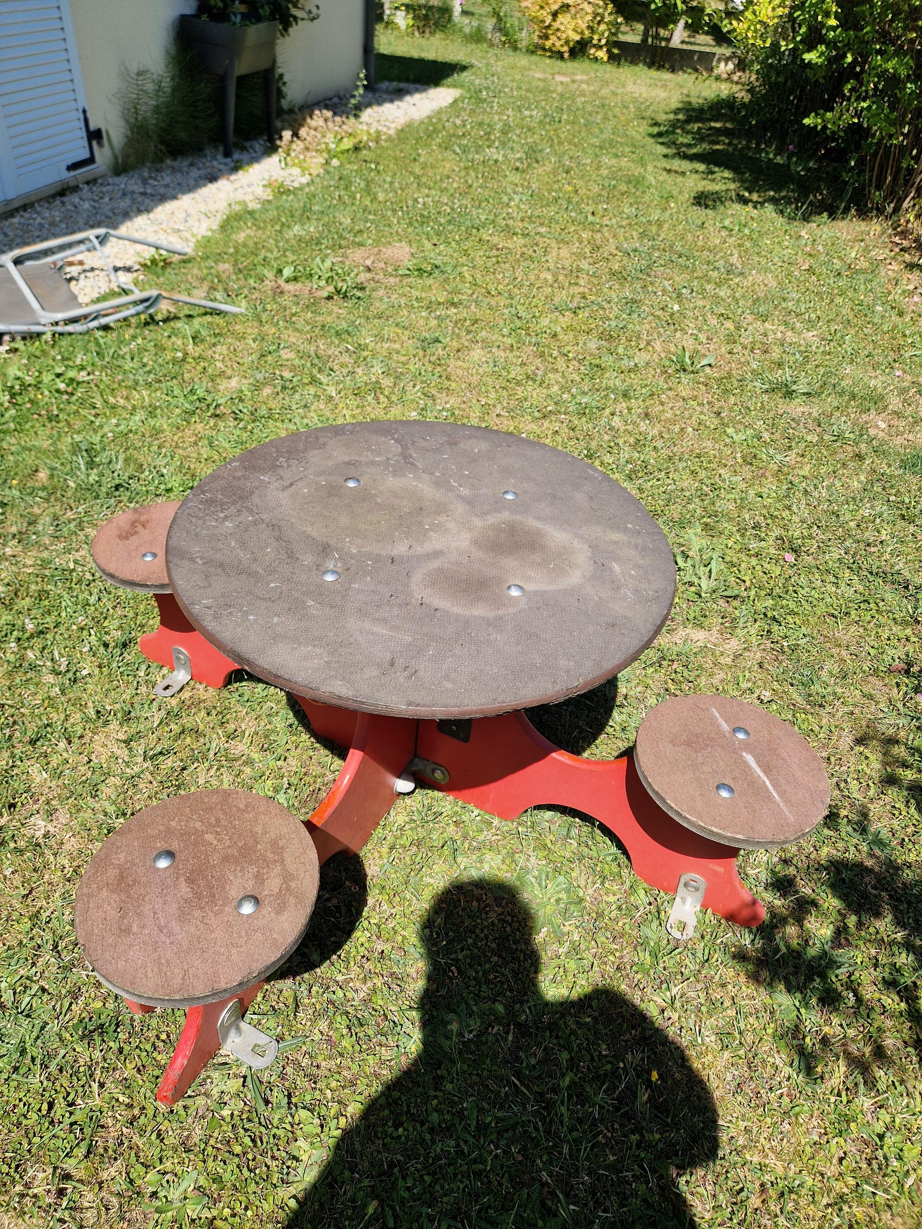 troc de troc table bois avec ses 4 tabourets intégrés bon état. image 1