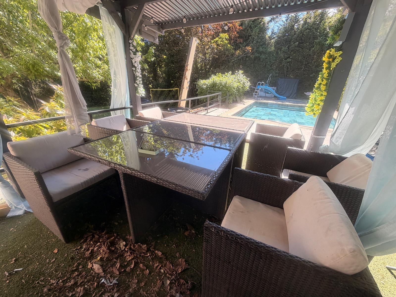 troc de troc table de jardin 6 sièges et trois poufs image 1
