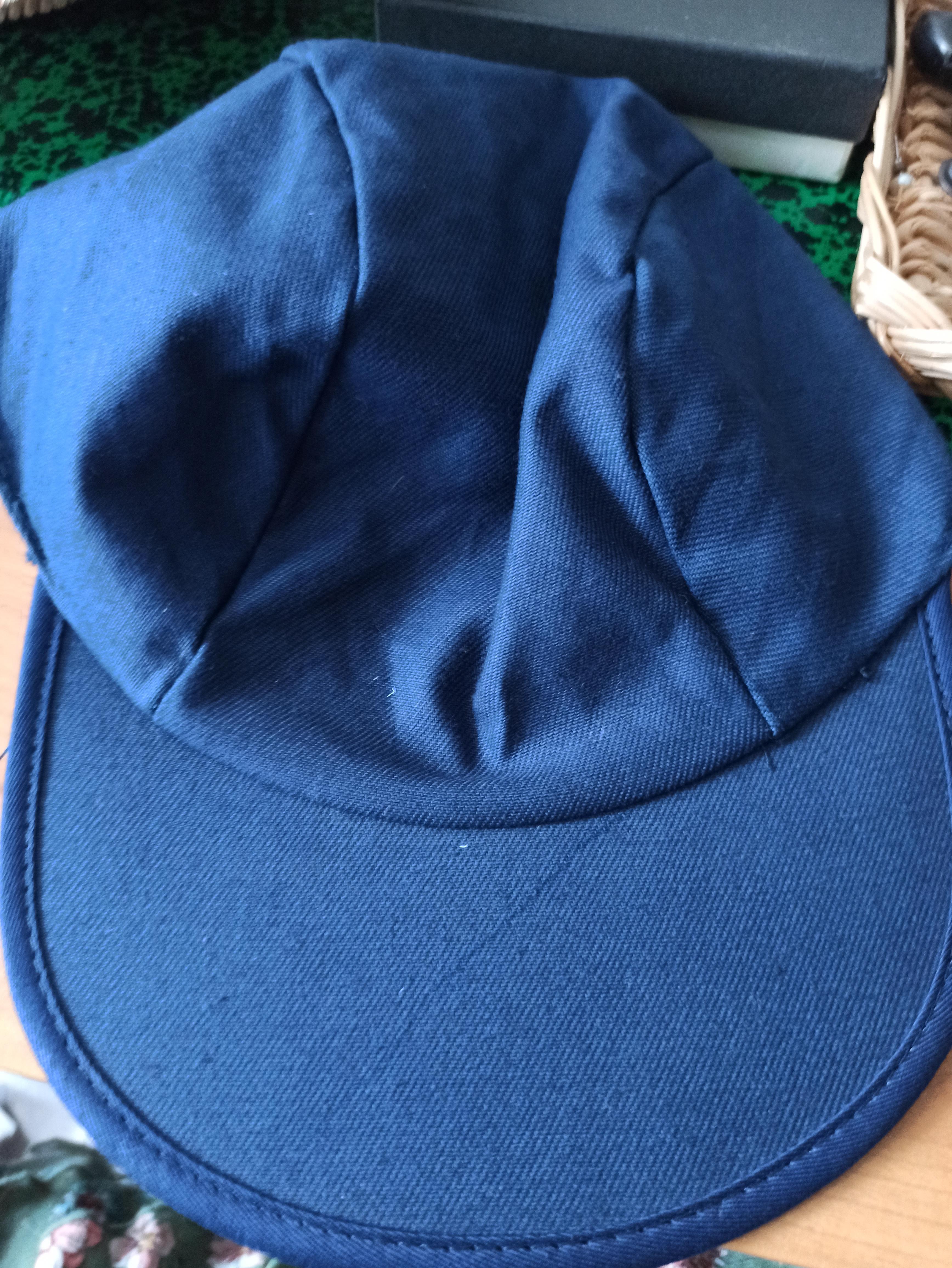 troc de troc casquette bleu marine uni très bon état image 0