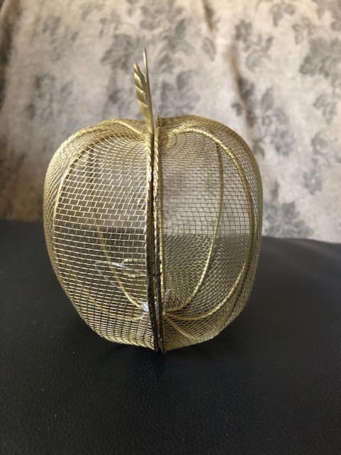 troc de troc (réservé) pomme déco grillage métal doré à suspendre ou autre image 1