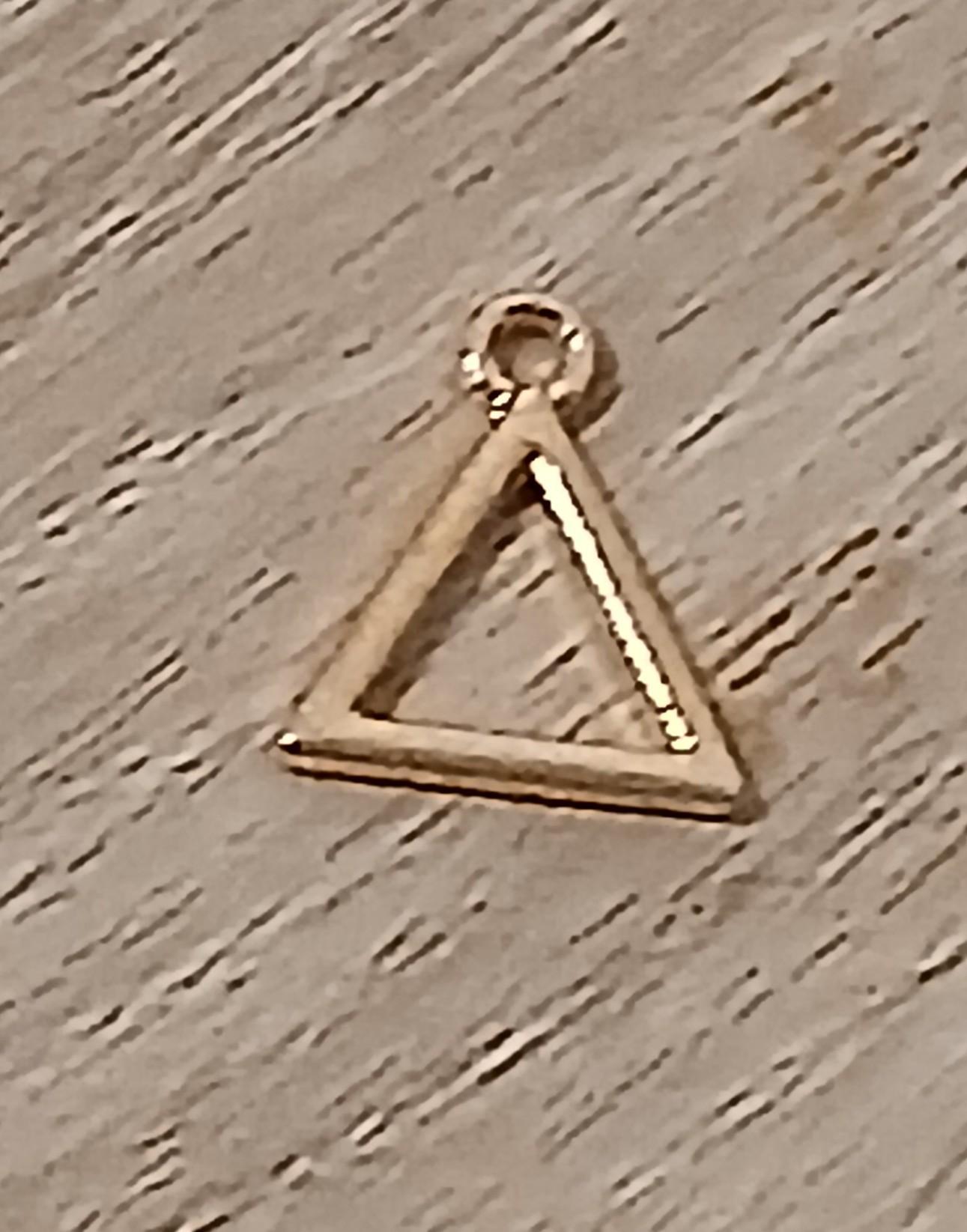 troc de troc reserver troqueuse un pendentif triangle image 1