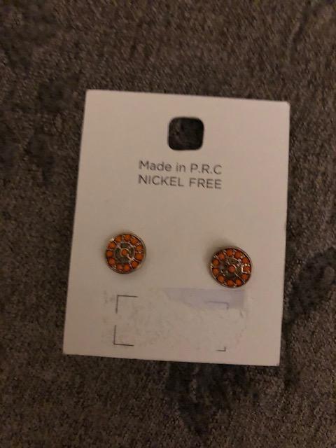 troc de troc petites boucles d'oreilles dorées oreilles percées image 0