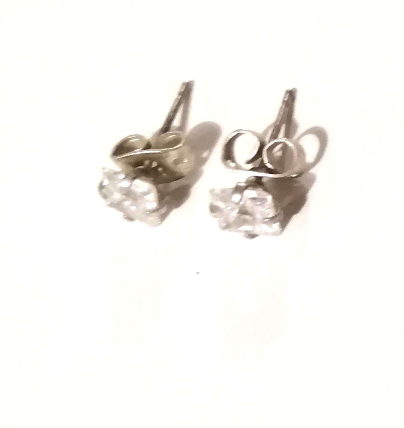 troc de troc clous d'oreilles style diamant (n° 4) image 0