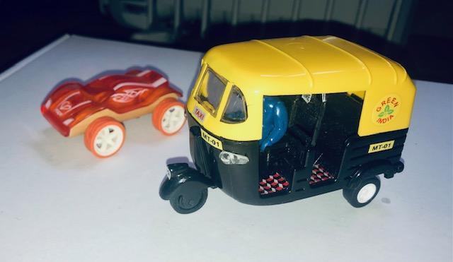troc de troc 2 miniatures véhicules originaux tuk-tuk et bolide hape image 0