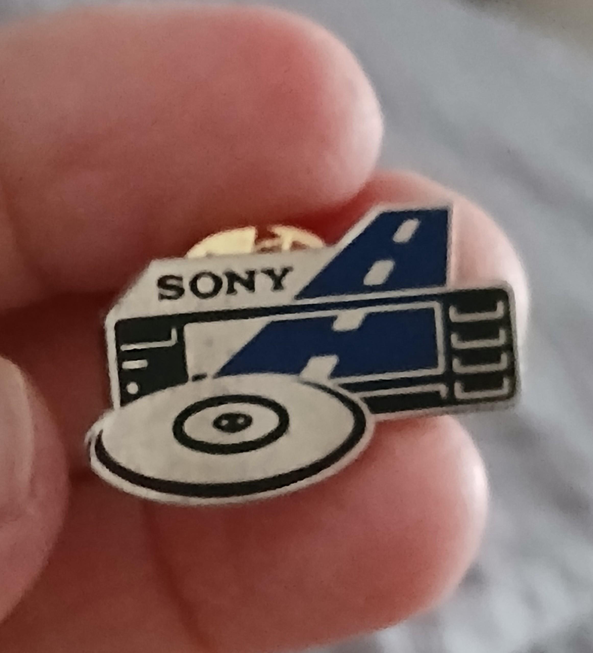 troc de troc n 23 reserver gigi un pins ' sony ' image 1