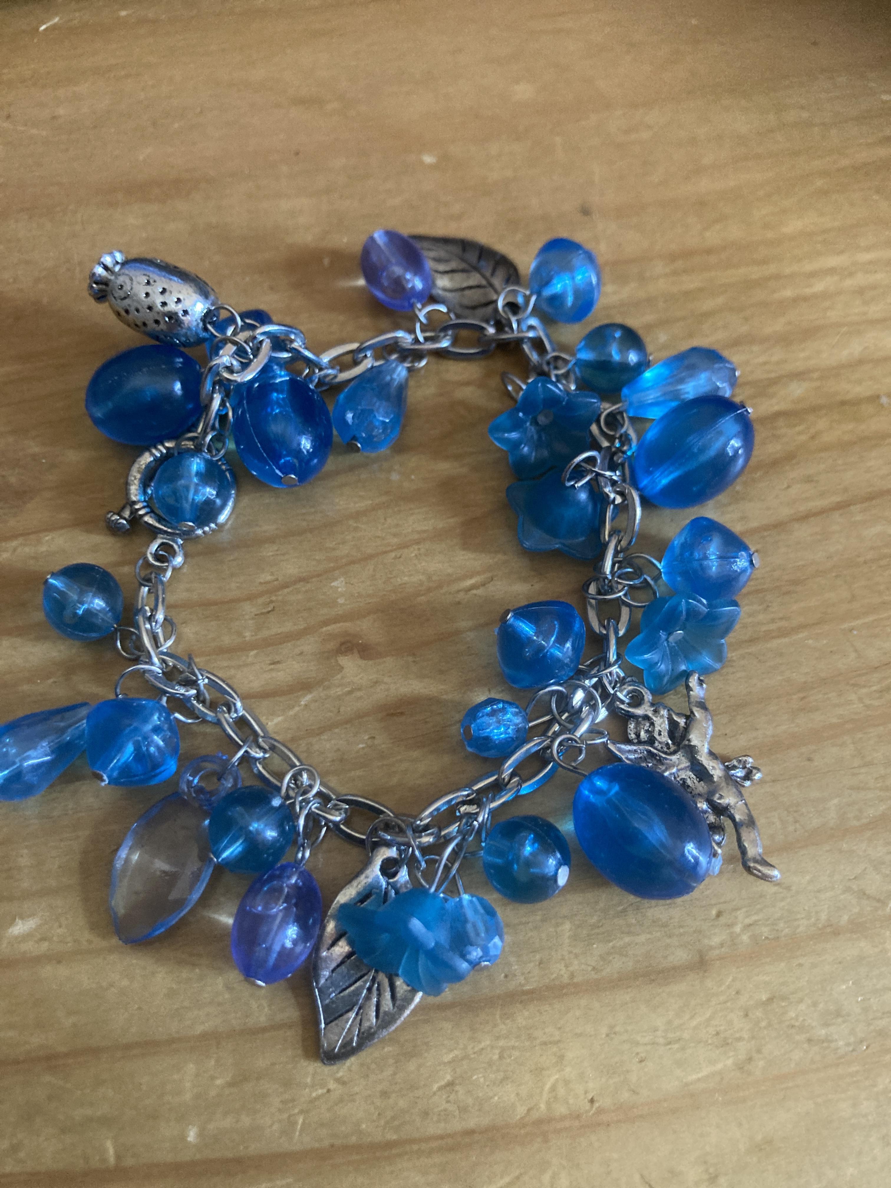 troc de troc bracelet à perles bleues et breloques image 0