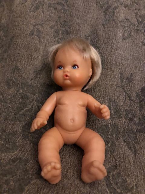 troc de troc mini poupée bébé 18cm approx. image 1