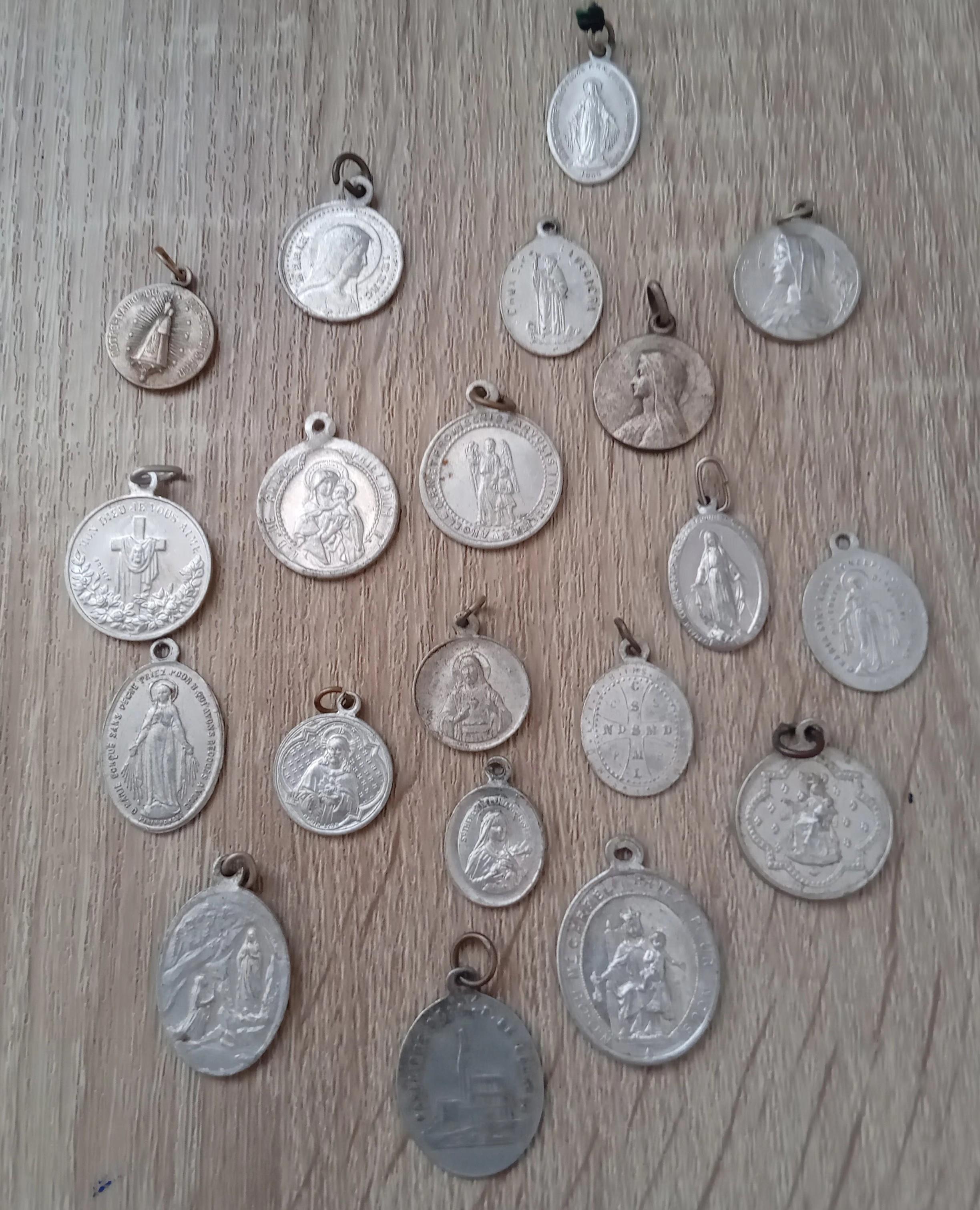 troc de troc lots de 20 médailles pendentifs religieuses image 0