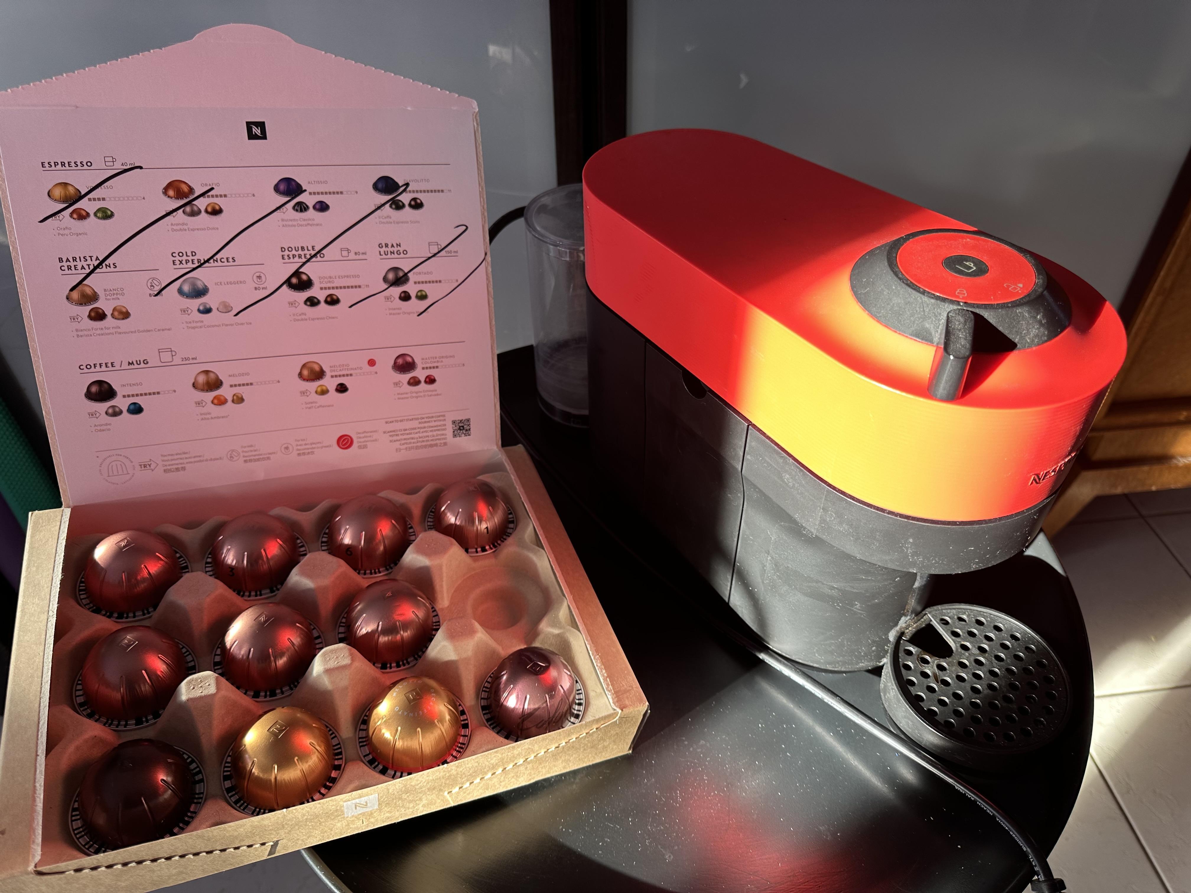 troc de troc cafetière nespresso vertuo à réparer et capsules 230 ml image 0