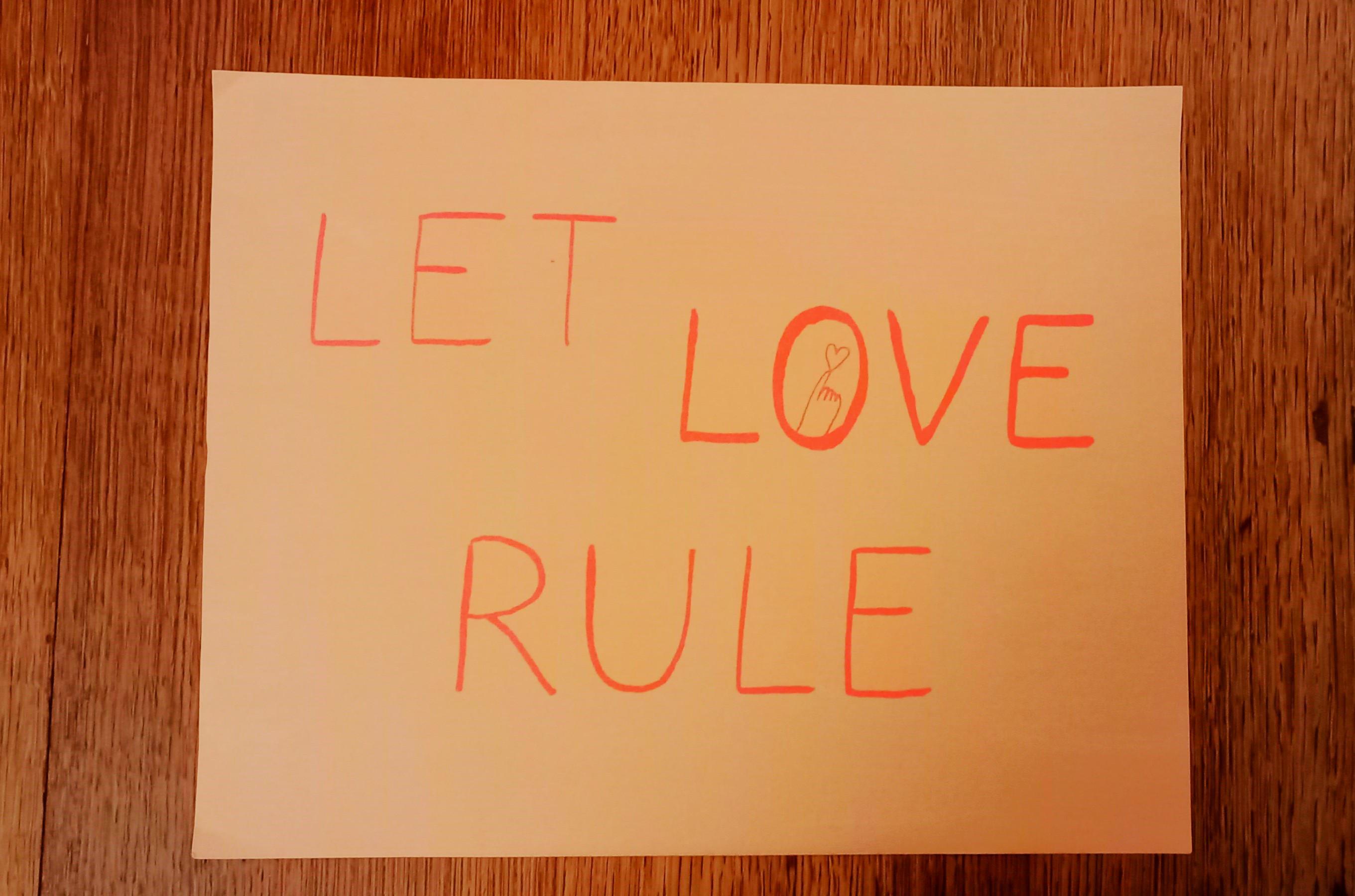 troc de troc affiche "let love rule". image 0