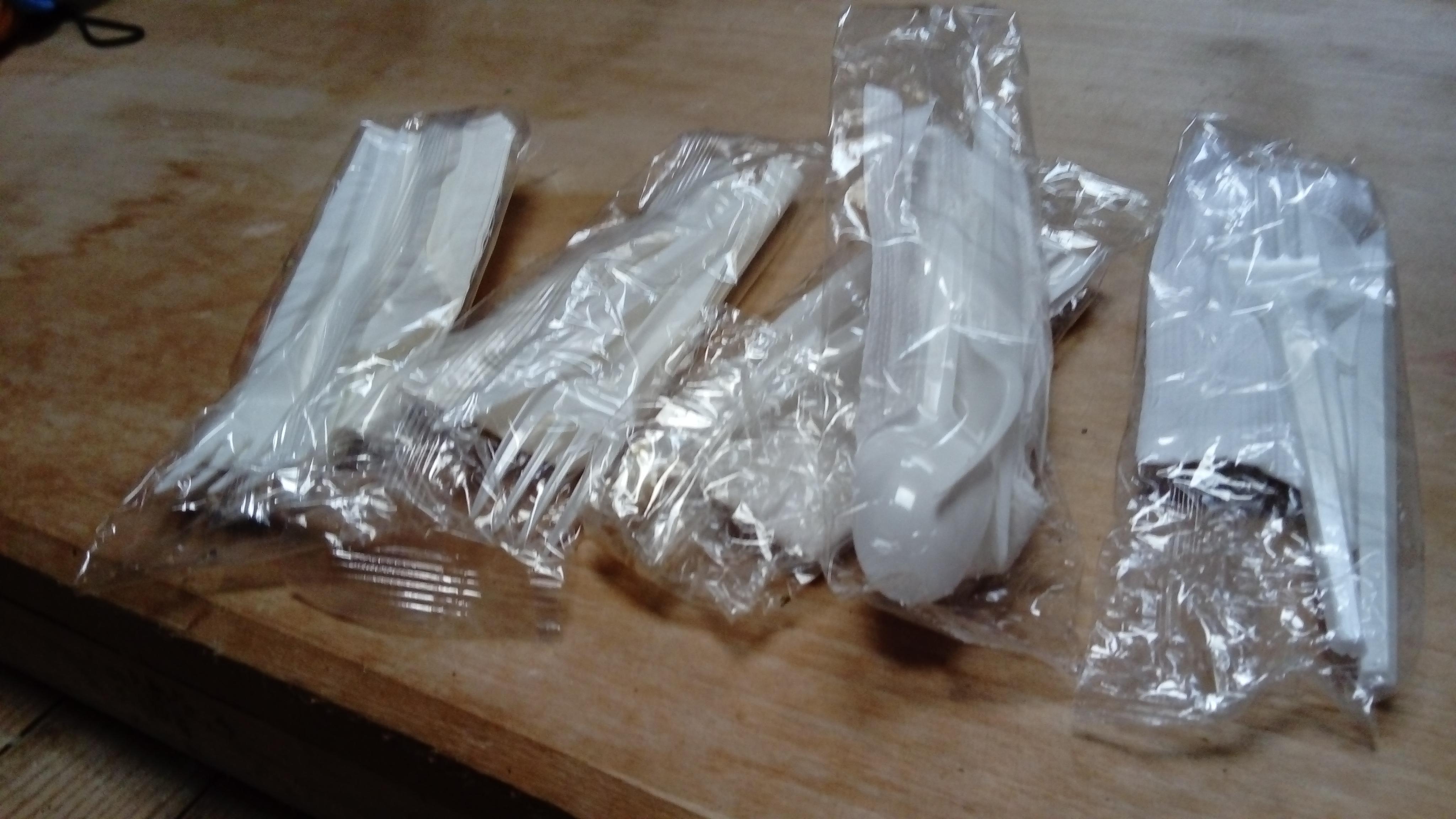 troc de troc lot de couverts en plastique avec serviette en papier. image 0