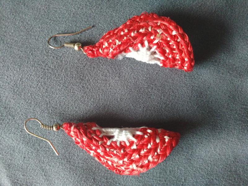 troc de troc boucles d'oreilles pendantes crochet rouges et blanches image 0