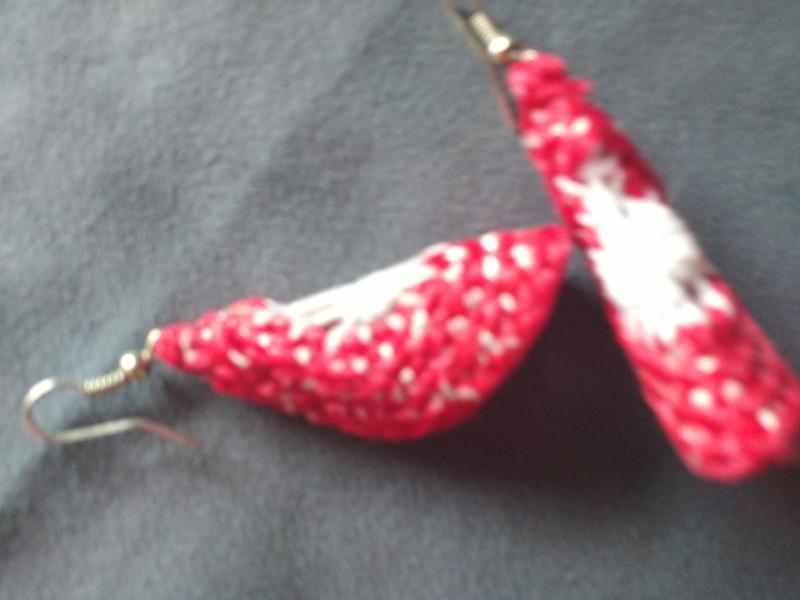 troc de troc boucles d'oreilles pendantes crochet rouges et blanches image 1