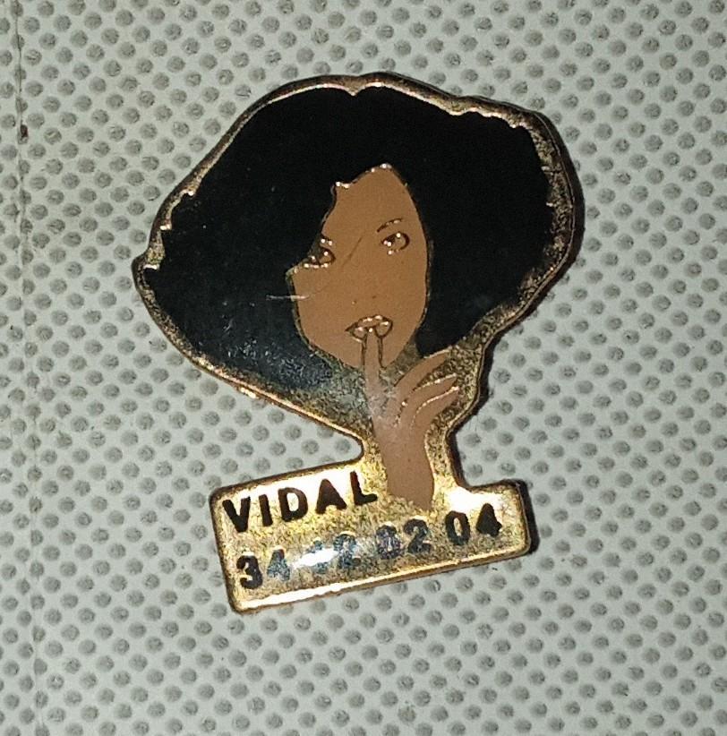 troc de troc pin's avec attache image 0