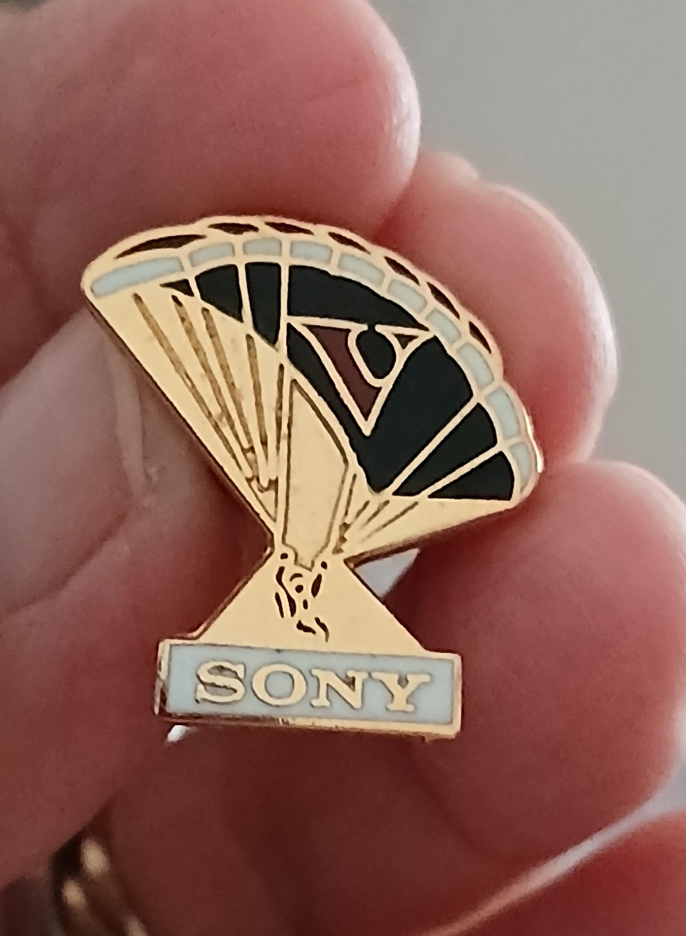 troc de troc n* 12 reserver  gigi  un pins ' sony ' image 1