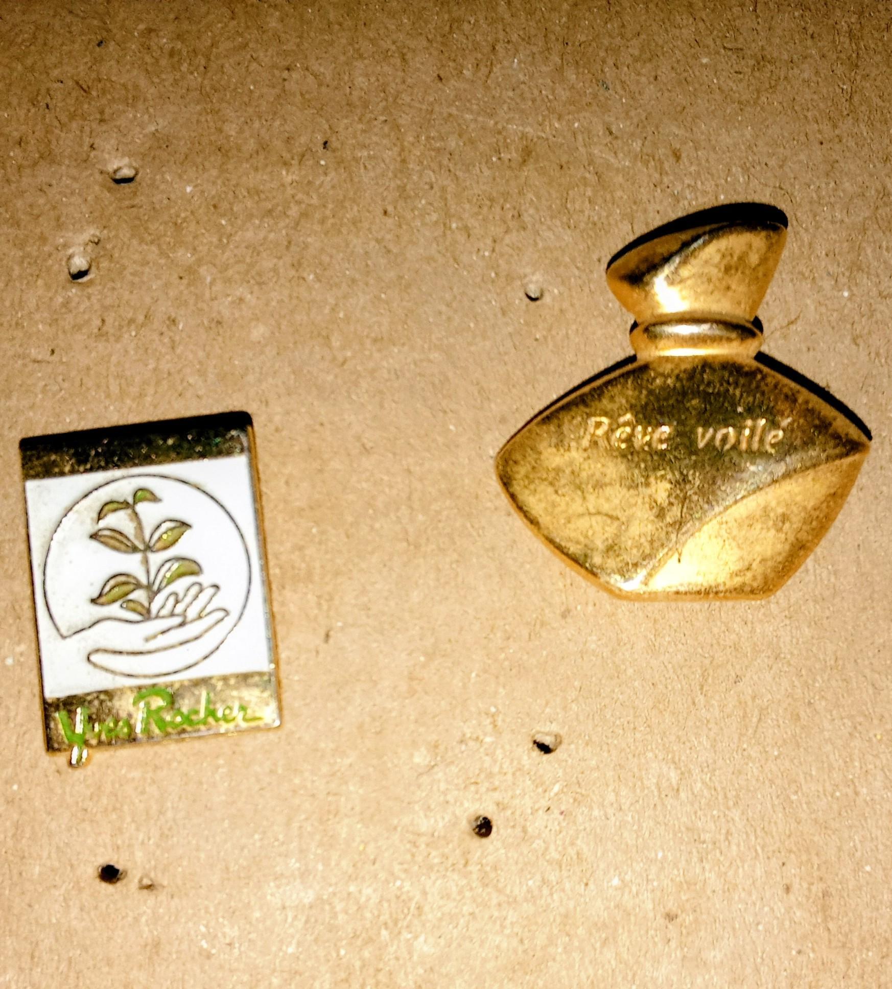 troc de troc 2 pin's parfum réserver fidjy image 0