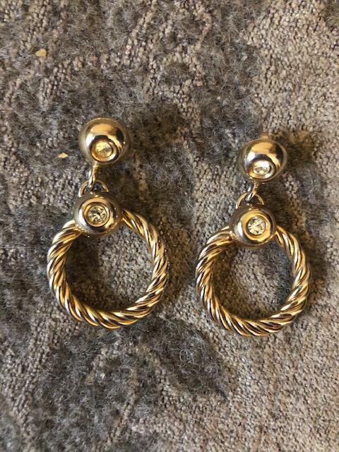 troc de troc boucles d'oreilles métal doré anneaux torsadés 2,5cm de diam. image 0