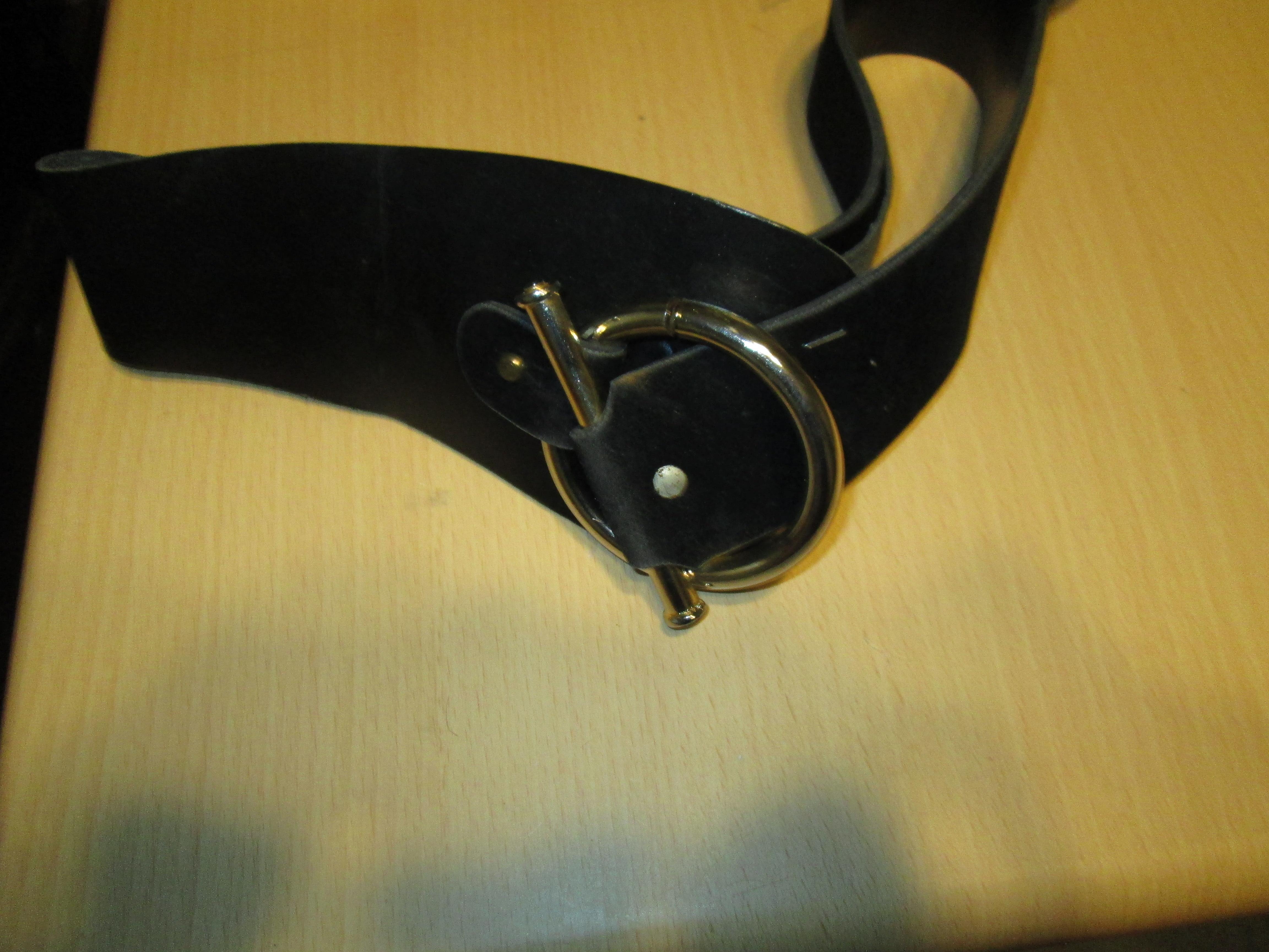 troc de troc ceinture noir grosse boucle reglabe de 0,80 à 1 m 3 noisettes image 0