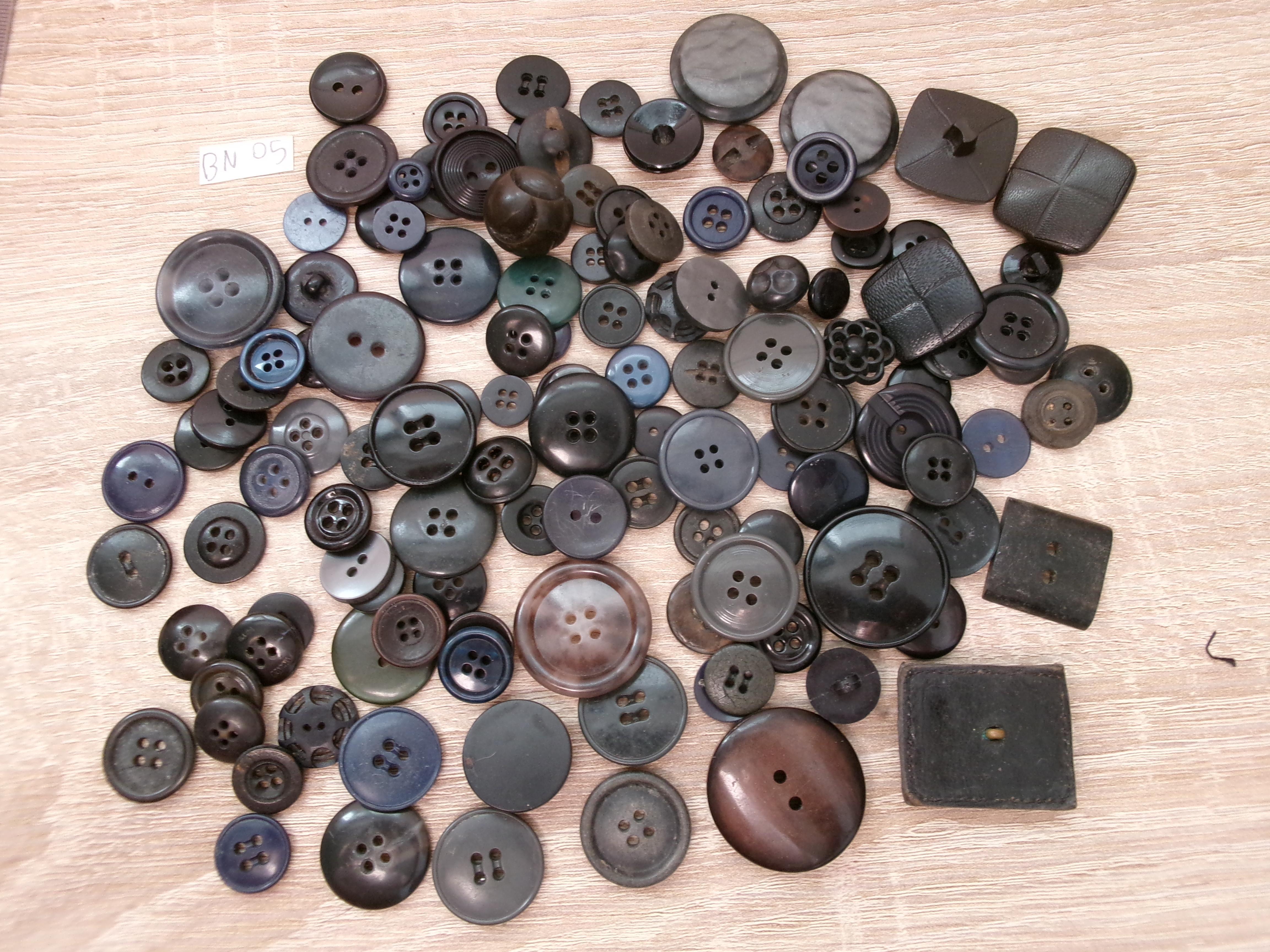 troc de troc réf bn5 lot boutons vintage noir et noir bleuté 4 , 2 et 1 trous image 0
