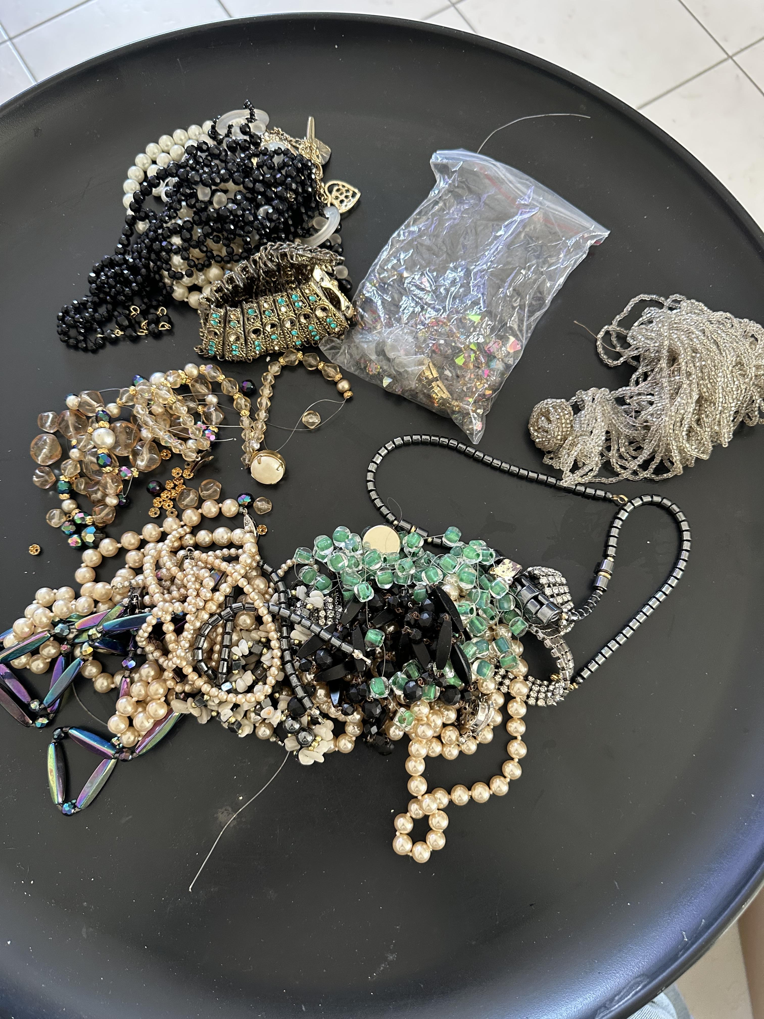 troc de troc lot ancien colliers cassés pour réparation ou récupération image 0