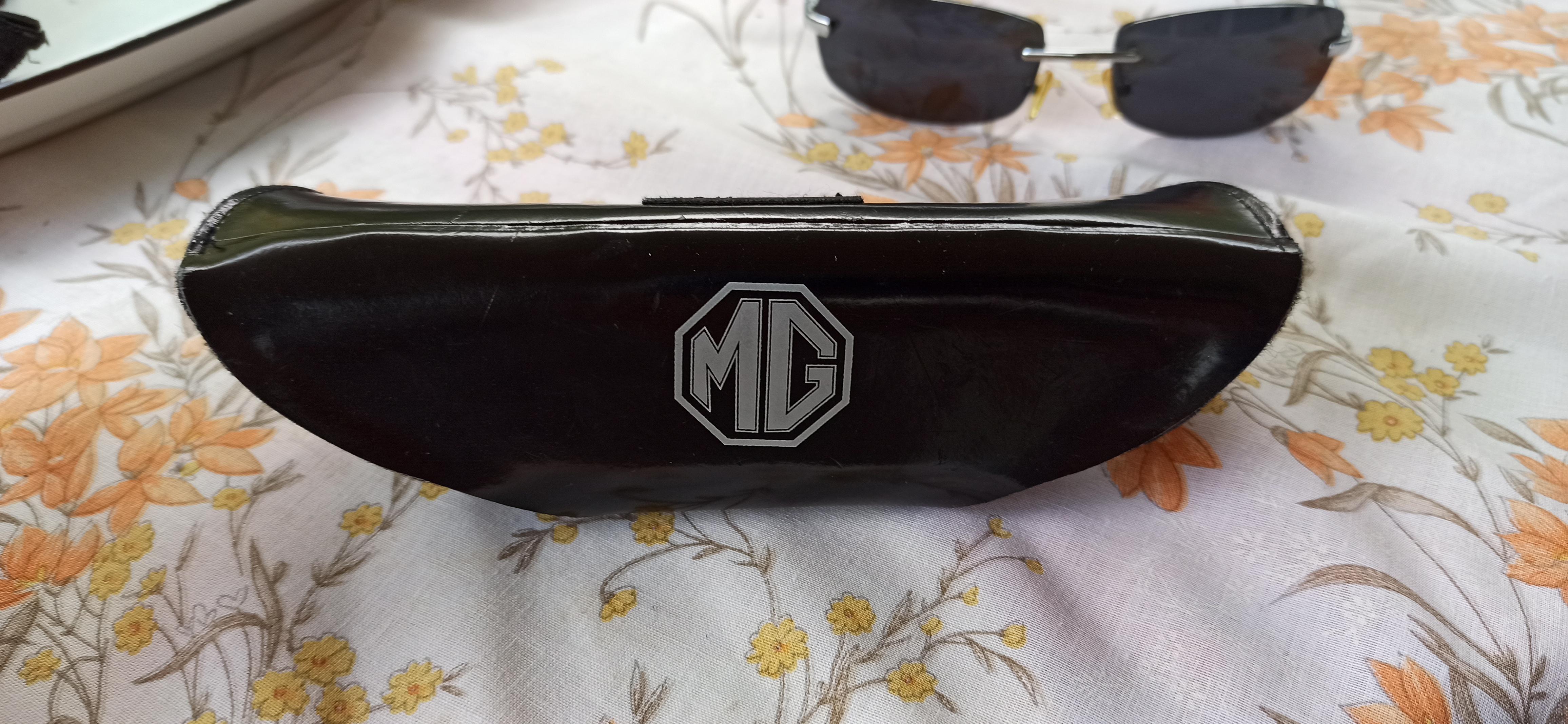 troc de troc lunettes de soleil marque mg (voiture anglaise) image 2