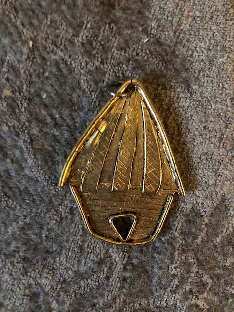 troc de troc (réservé) pendentif cabane matière première métal doré hauteur 5,2cm image 0